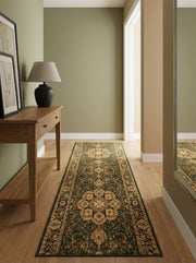 Tapis de couloir vert foncé à motifs floraux dorés et beiges, posé sur un parquet dans une entrée élégante