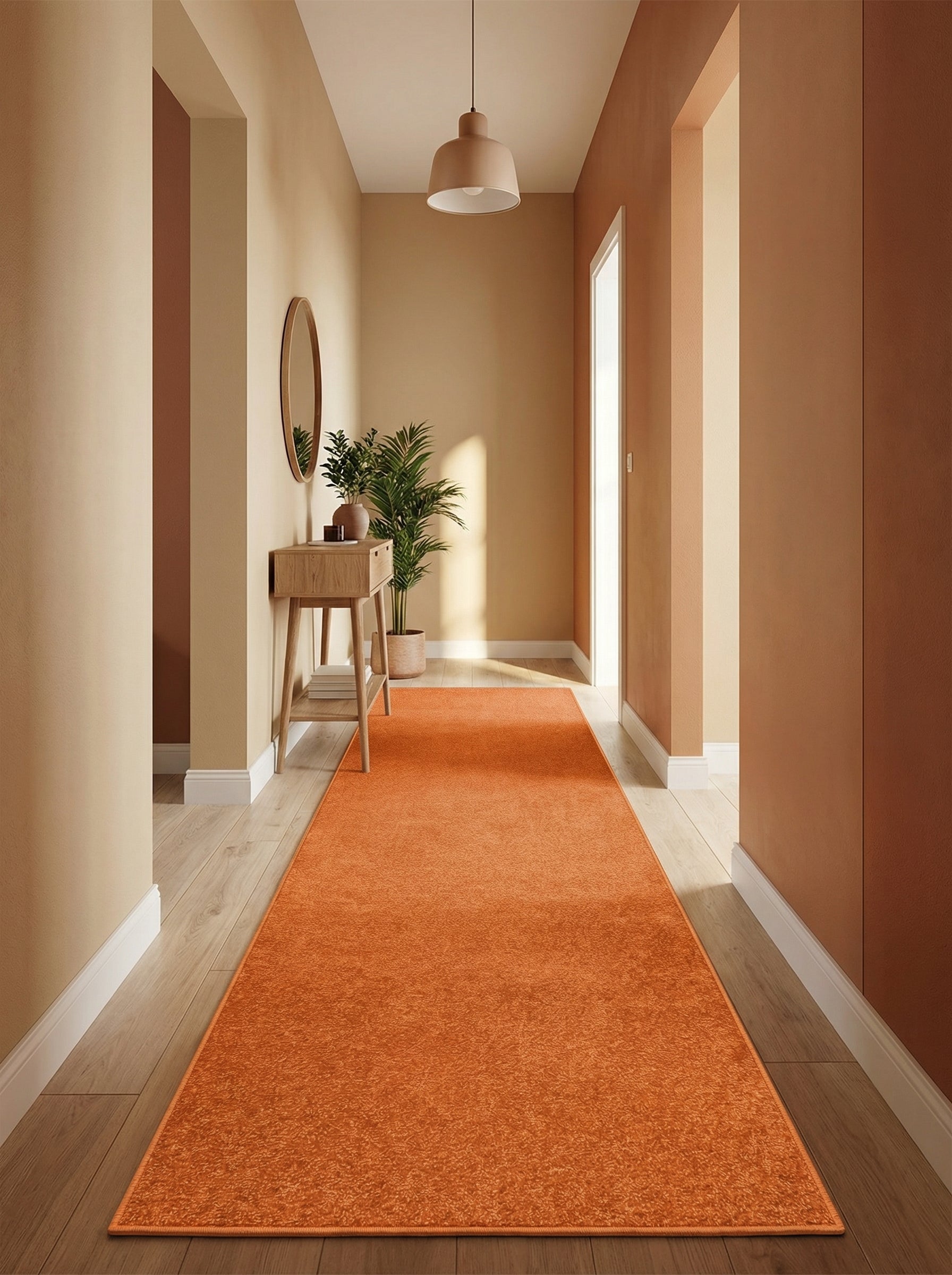 Long tapis de couloir orange terre cuite uni et doux, posé sur un parquet clair dans un couloir décoré moderne