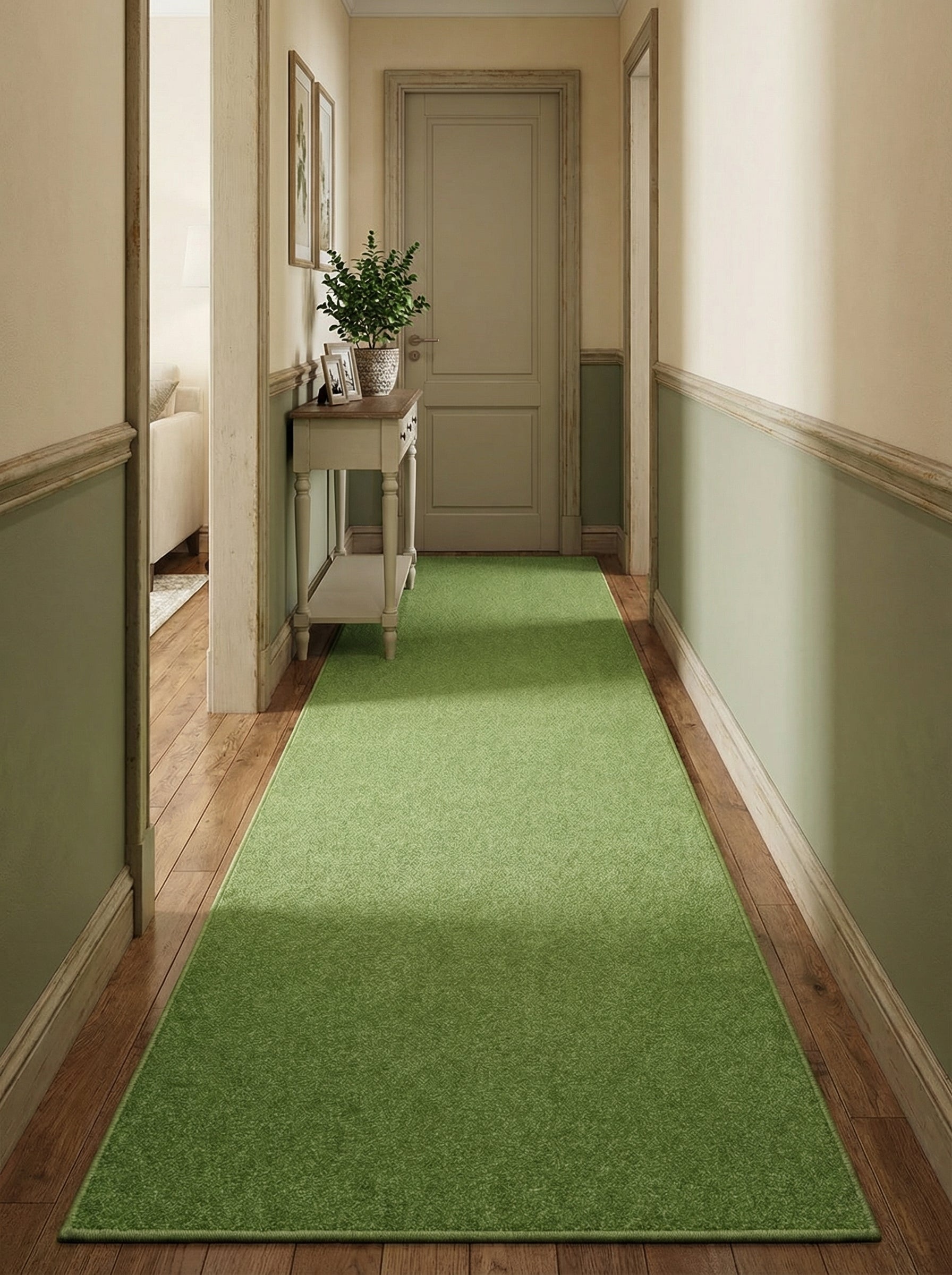 Tapis de couloir vert pomme, à motifs texturés discrets, posé sur un parquet en bois dans un élégant couloir