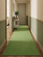 Tapis de couloir vert pomme, à motifs texturés discrets, posé sur un parquet en bois dans un élégant couloir