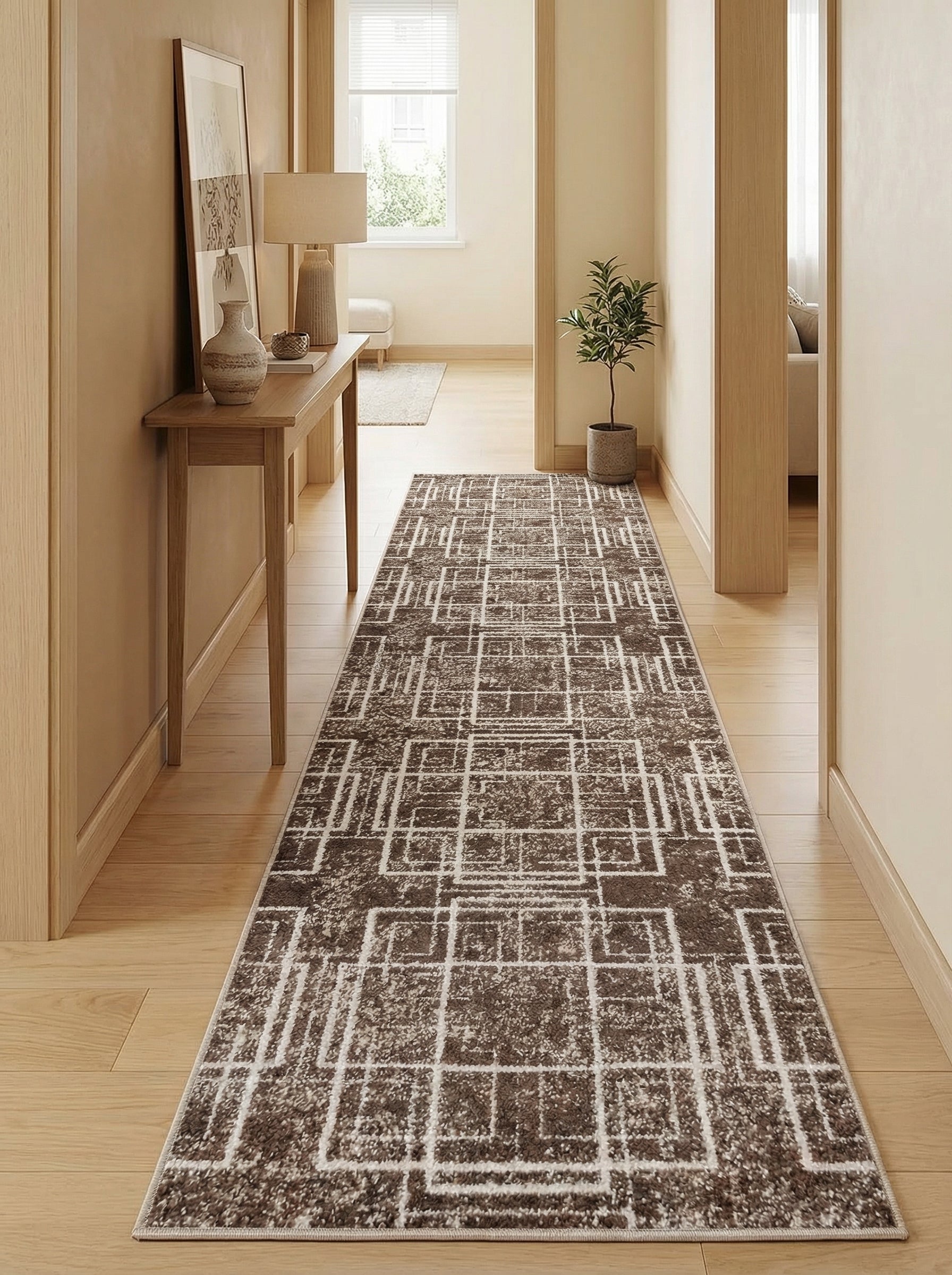Tapis coureur marron foncé à motifs géométriques irréguliers blancs cassés, posé sur un parquet dans un couloir lumineux