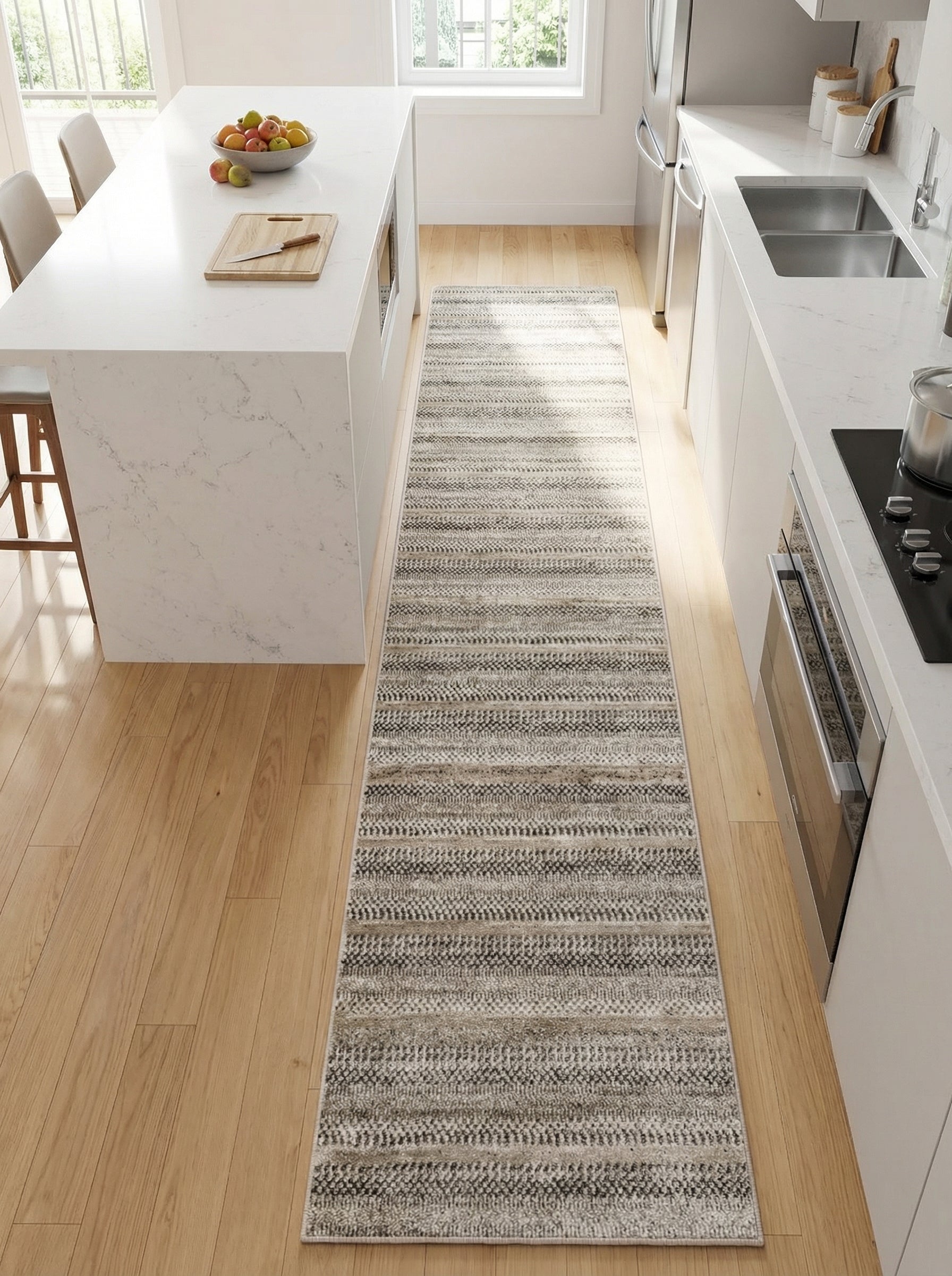Tapis de couloir rectangulaire à motifs abstraits horizontaux gris, beige et blanc cassé sur un parquet clair dans une cuisine moderne