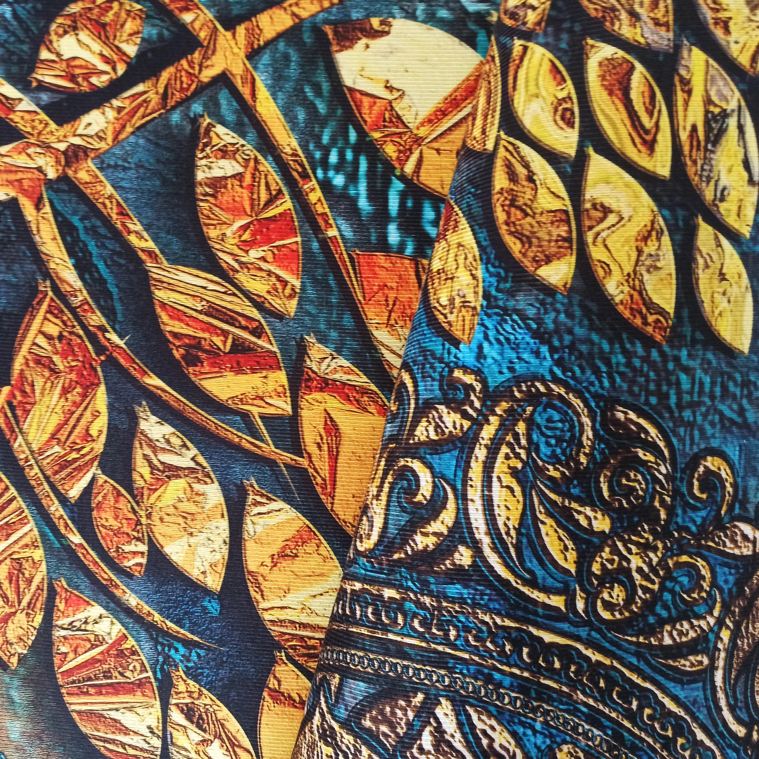 Tapis aux motifs complexes mêlant des formes de feuilles or et orange à des arabesques bleues, dorées et brunes sur fond sombre