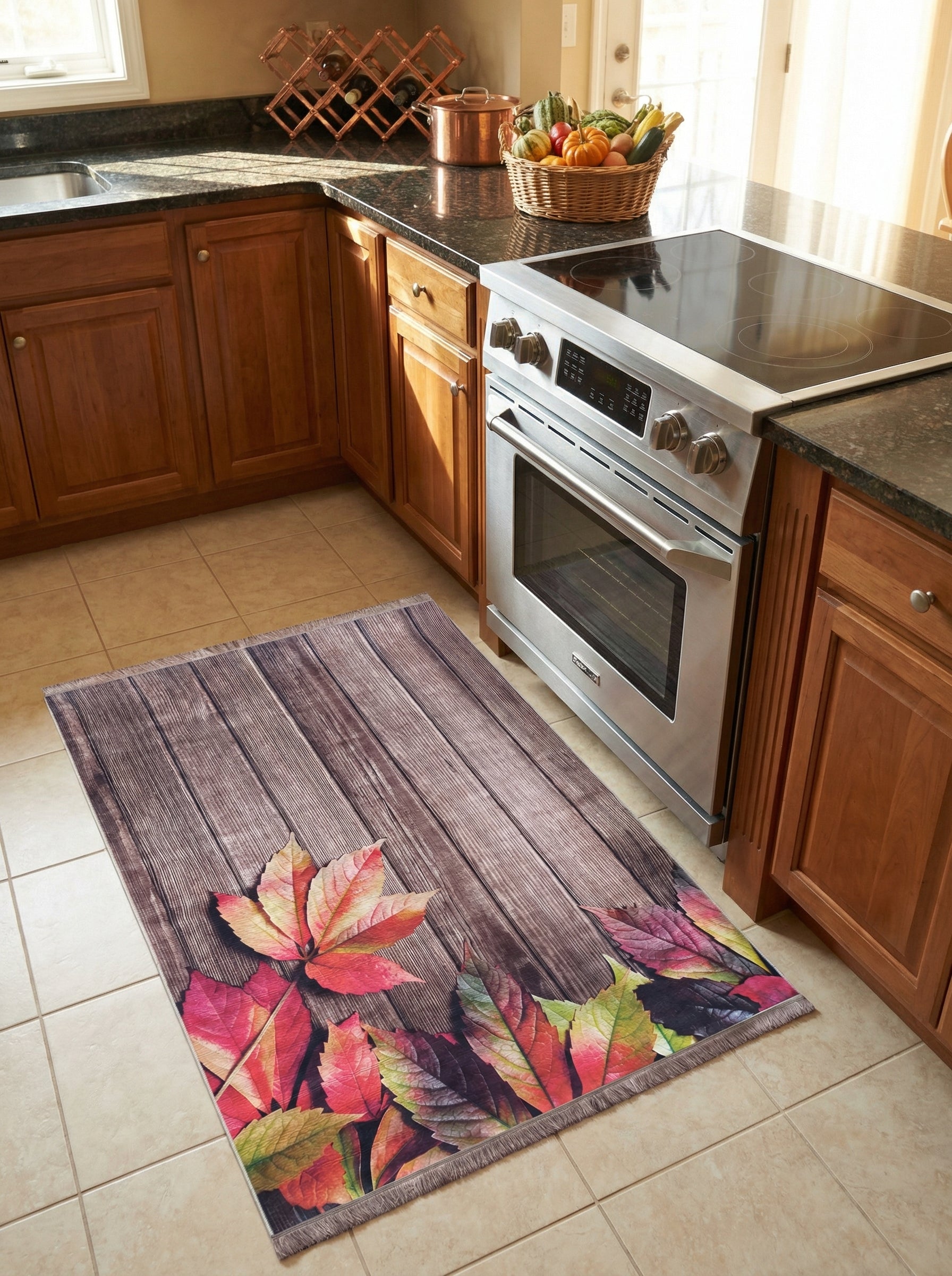 Tapis rectangulaire aspect bois sombre orné de grandes feuilles d'automne aux couleurs vives rouges, oranges, jaunes et pourpres, dans une cuisine