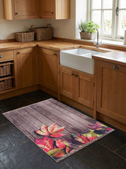 Tapis rectangulaire à motif de planches de bois foncées, orné de feuilles d'automne rouges, oranges et vertes vives, dans une cuisine rustique
