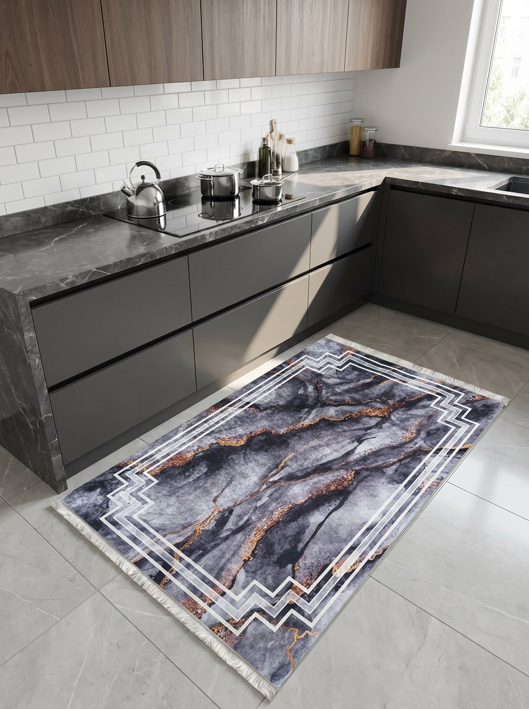 Tapis rectangulaire frangé gris foncé avec des motifs abstraits marbrés dorés et une bordure géométrique blanche, dans une cuisine moderne