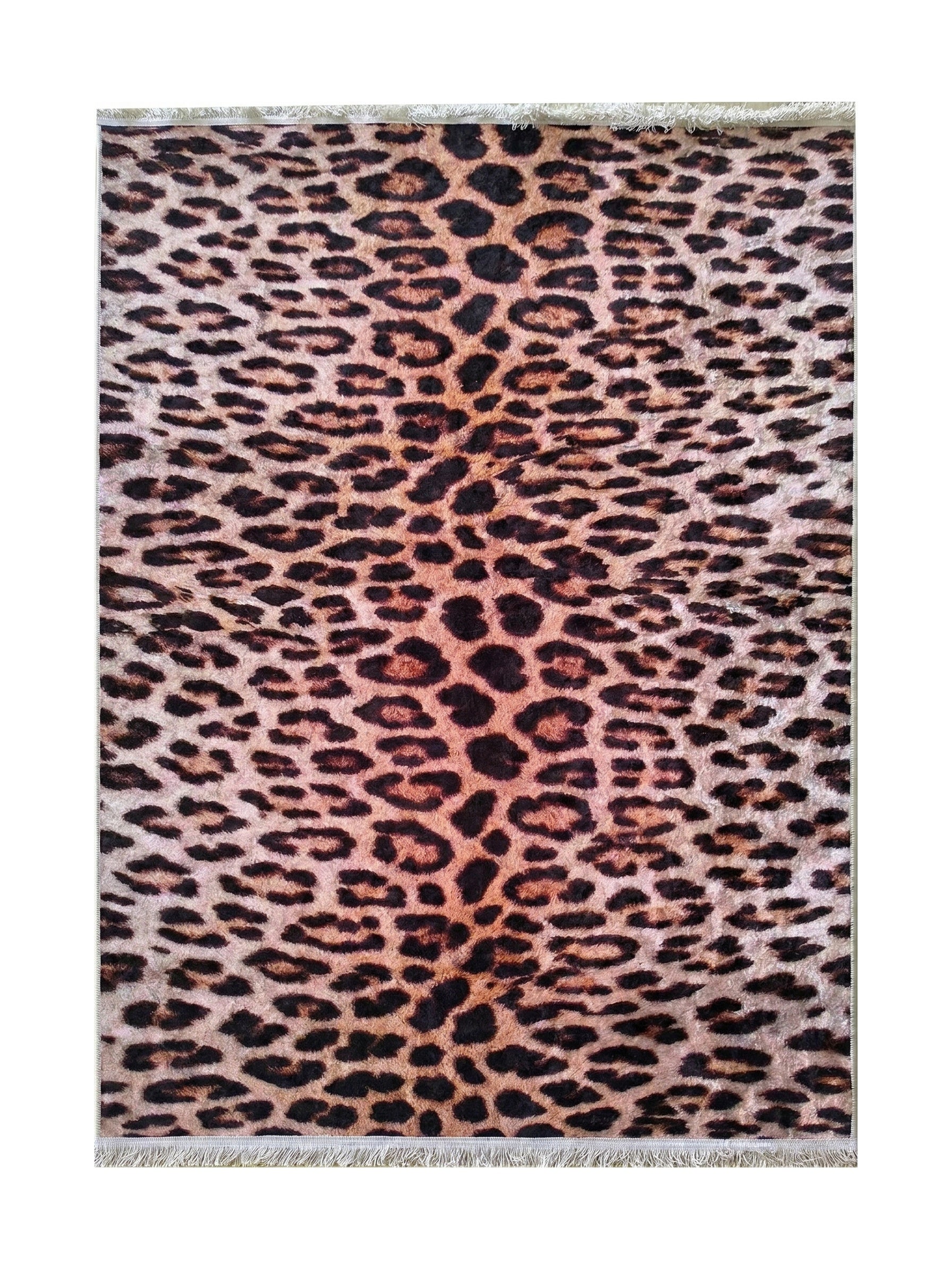 Tapis rectangulaire à motif léopard avec des taches noires et marron clair sur un fond beige et orange, orné de franges claires aux extrémités