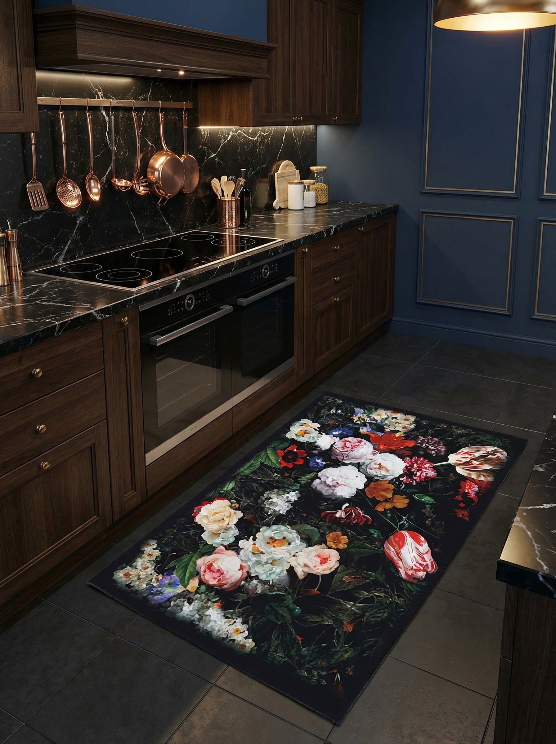 Tapis rectangulaire noir avec un motif floral de roses, tulipes et feuillages multicolores, dans une cuisine aux armoires sombres