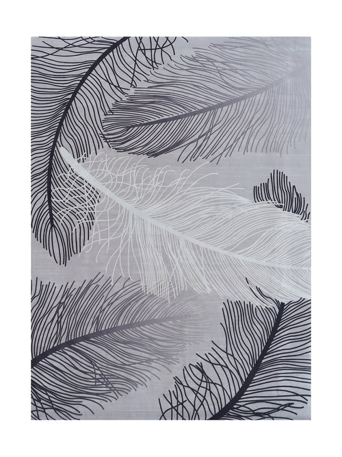 Tapis avec un motif de grandes plumes stylisées aux teintes de gris, noir et blanc sur fond gris clair