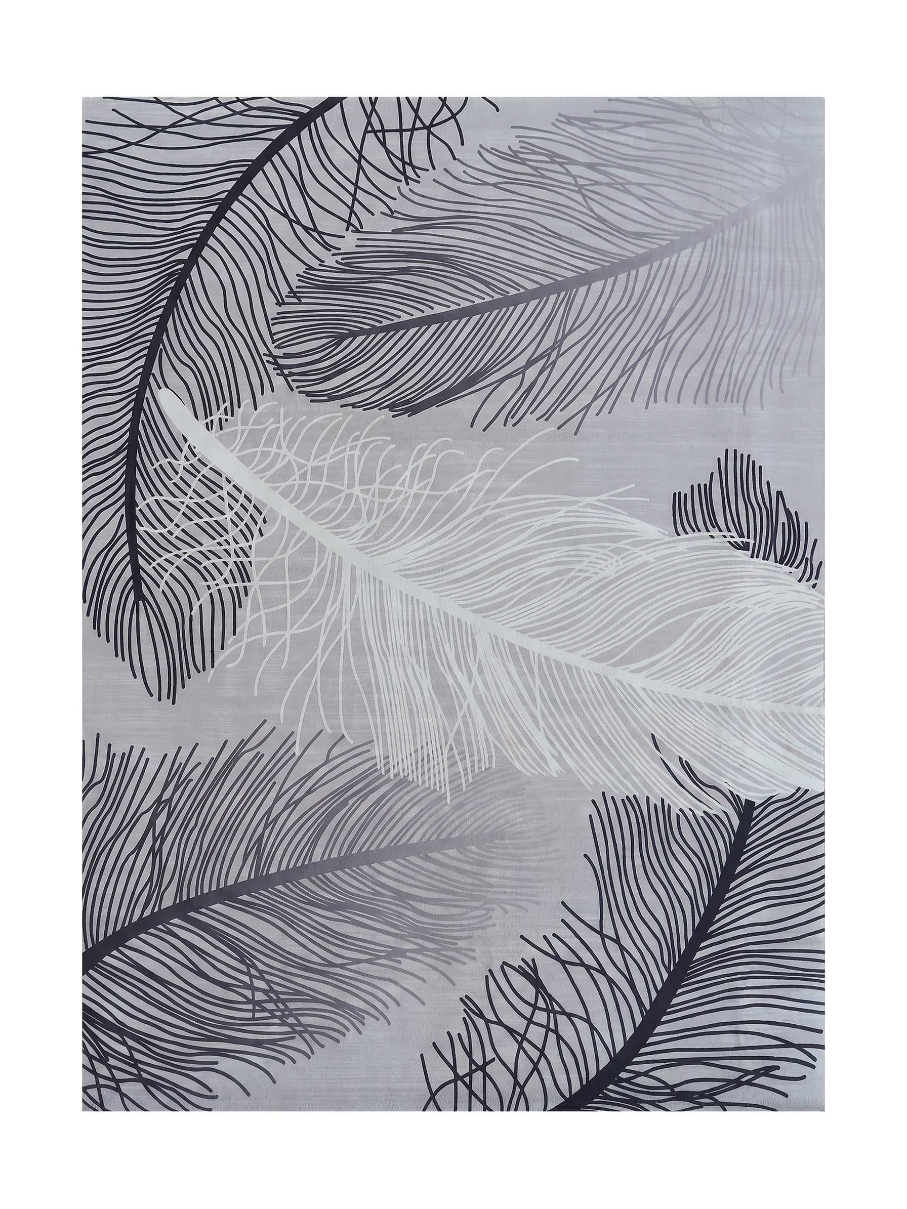 Tapis avec un motif de grandes plumes stylisées aux teintes de gris, noir et blanc sur fond gris clair