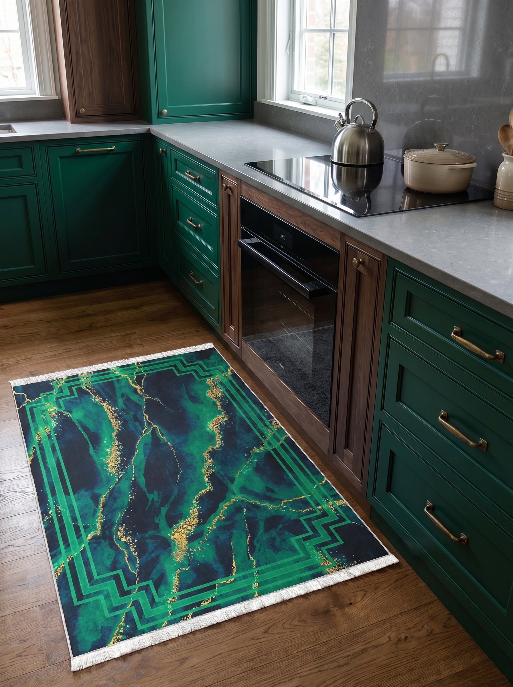 Tapis rectangulaire à motifs marbrés vert émeraude, bleu nuit et doré avec un cadre géométrique vert clair et des franges blanches, posé sur un sol en bois clair dans une cuisine élégante