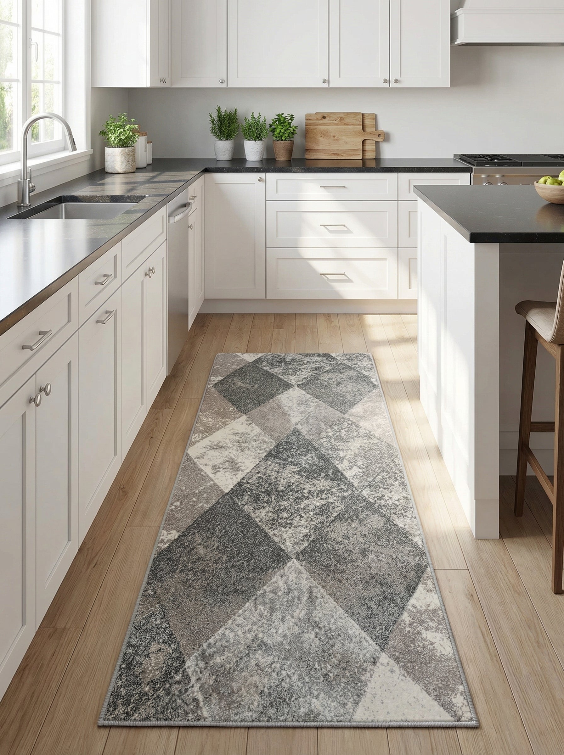 Tapis rectangulaire géométrique aux losanges gris, blancs et charbon texturés, posé sur un plancher en bois dans une cuisine lumineuse