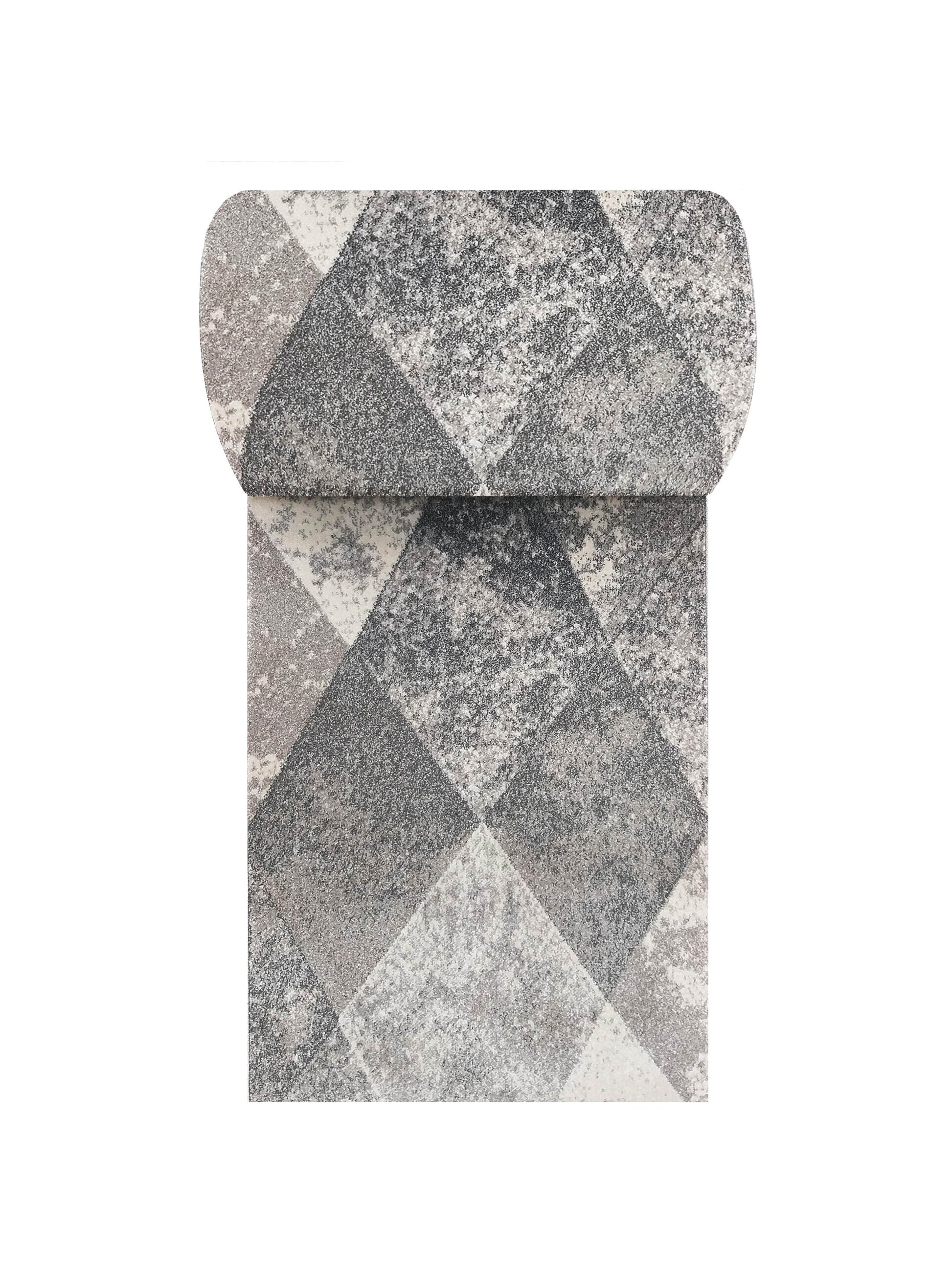 Tapis rectangulaire roulé présentant un motif géométrique de losanges gris, anthracite et blanc cassé avec une texture mouchetée