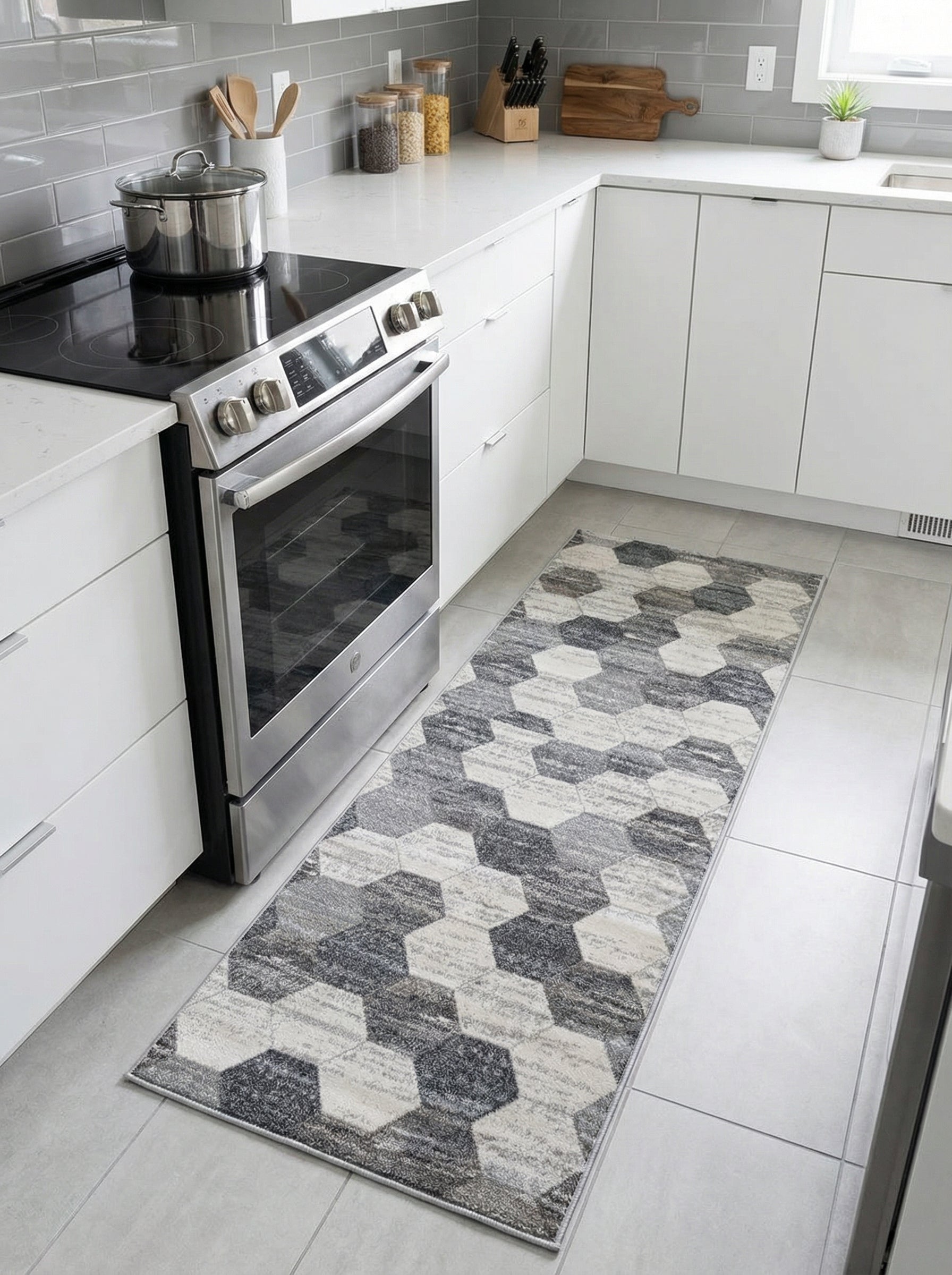 Tapis coureur rectangulaire à motifs hexagonaux gris, blancs et noirs dans une cuisine moderne et épurée