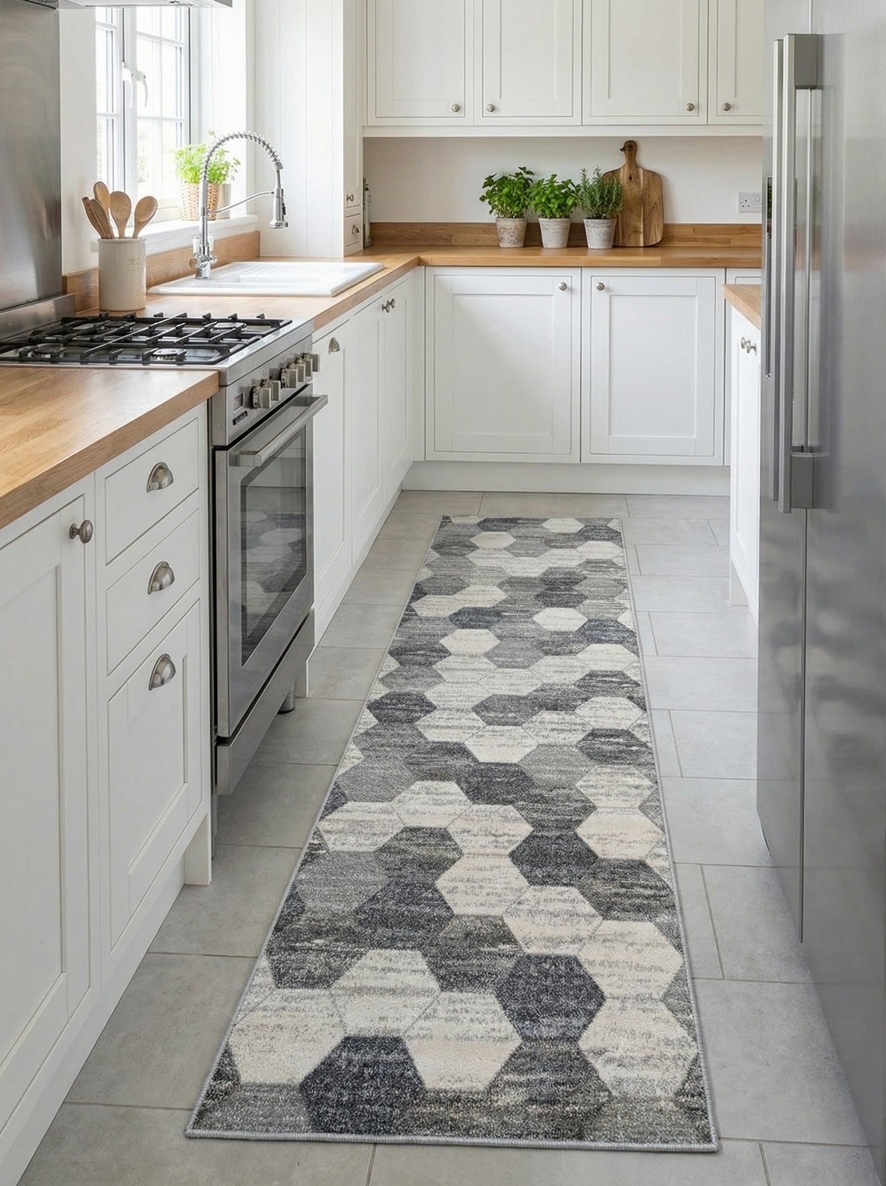 Tapis de couloir rectangulaire aux motifs hexagonaux gris clair, gris foncé et crème effet vieilli, posé sur le carrelage d'une cuisine lumineuse
