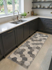Tapis coureur gris et beige à motifs hexagonaux géométriques, posé sur le sol d'une cuisine moderne