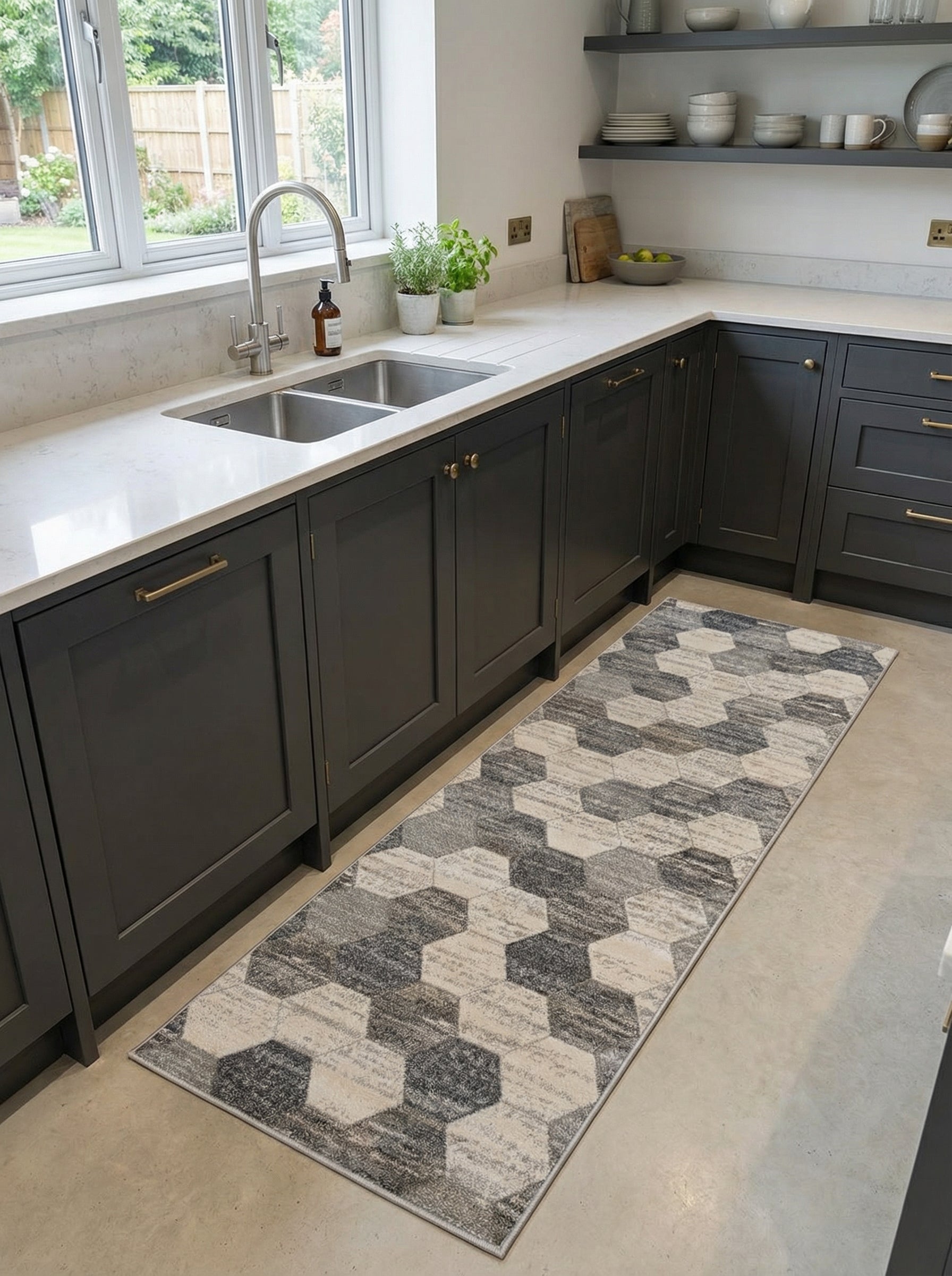Tapis coureur gris et beige à motifs hexagonaux géométriques, posé sur le sol d'une cuisine moderne