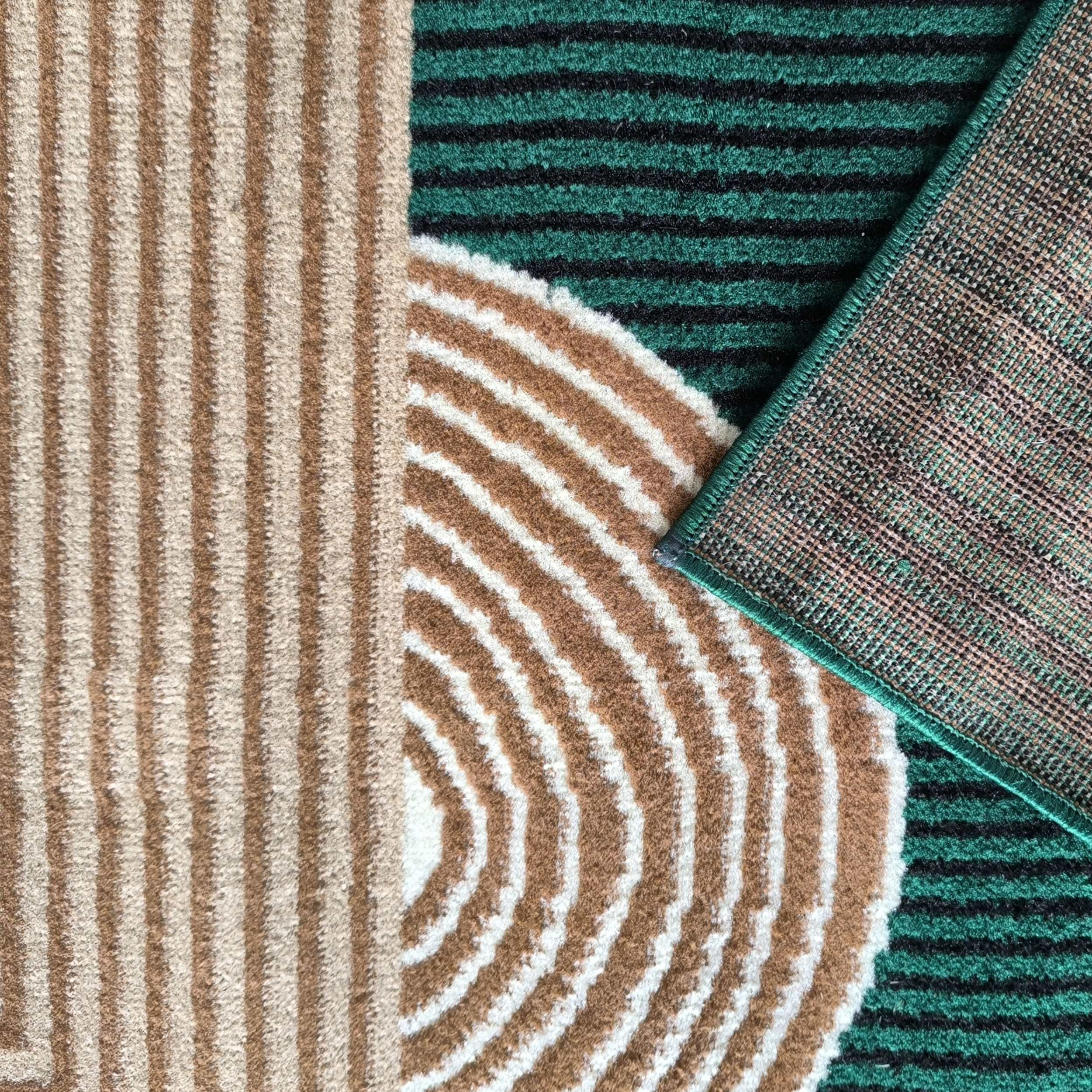 Tapis texturé aux motifs géométriques: rayures beiges, arcs marron et blancs, bandes vertes et noires. L'envers tissé est visible
