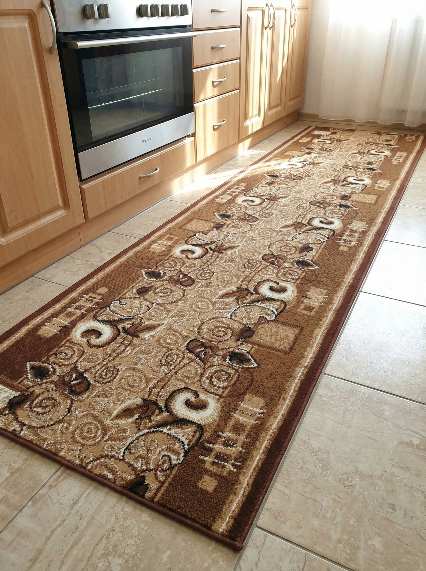 Tapis de couloir beige et marron avec motifs floraux et géométriques, posé sur le carrelage clair d'une cuisine