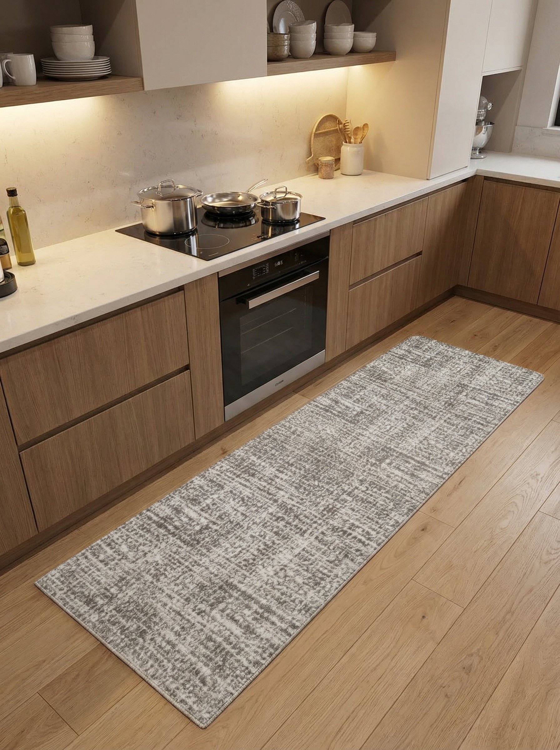 Tapis de couloir gris et blanc cassé à motifs abstraits texturés, allongé sur le parquet d'une cuisine moderne