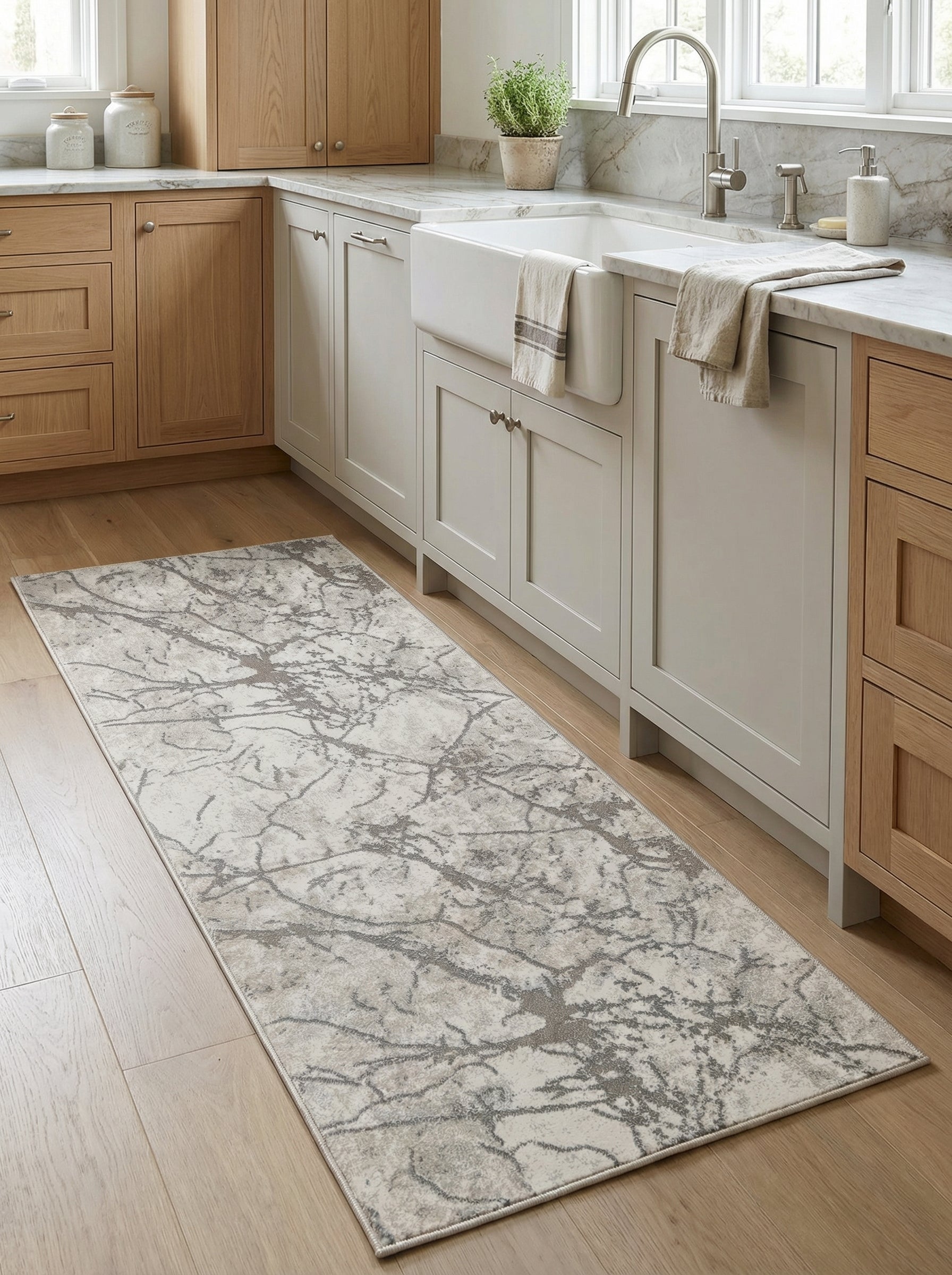 Long tapis de couloir crème aux motifs ramifiés gris clair et foncé sur un plancher en bois dans une cuisine moderne