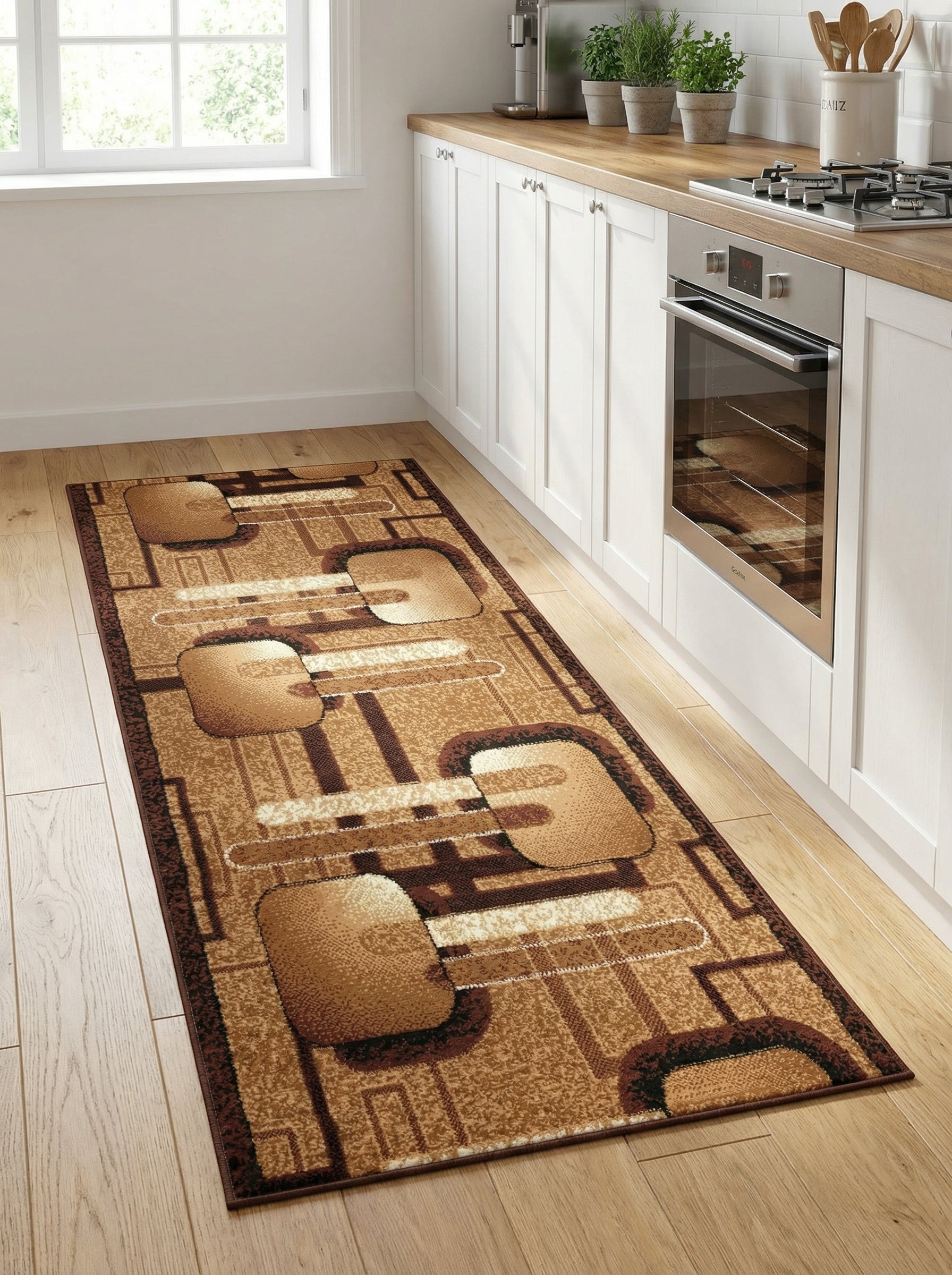 Long tapis de couloir aux motifs géométriques abstraits marron clair, foncé et beige, posé dans une cuisine moderne