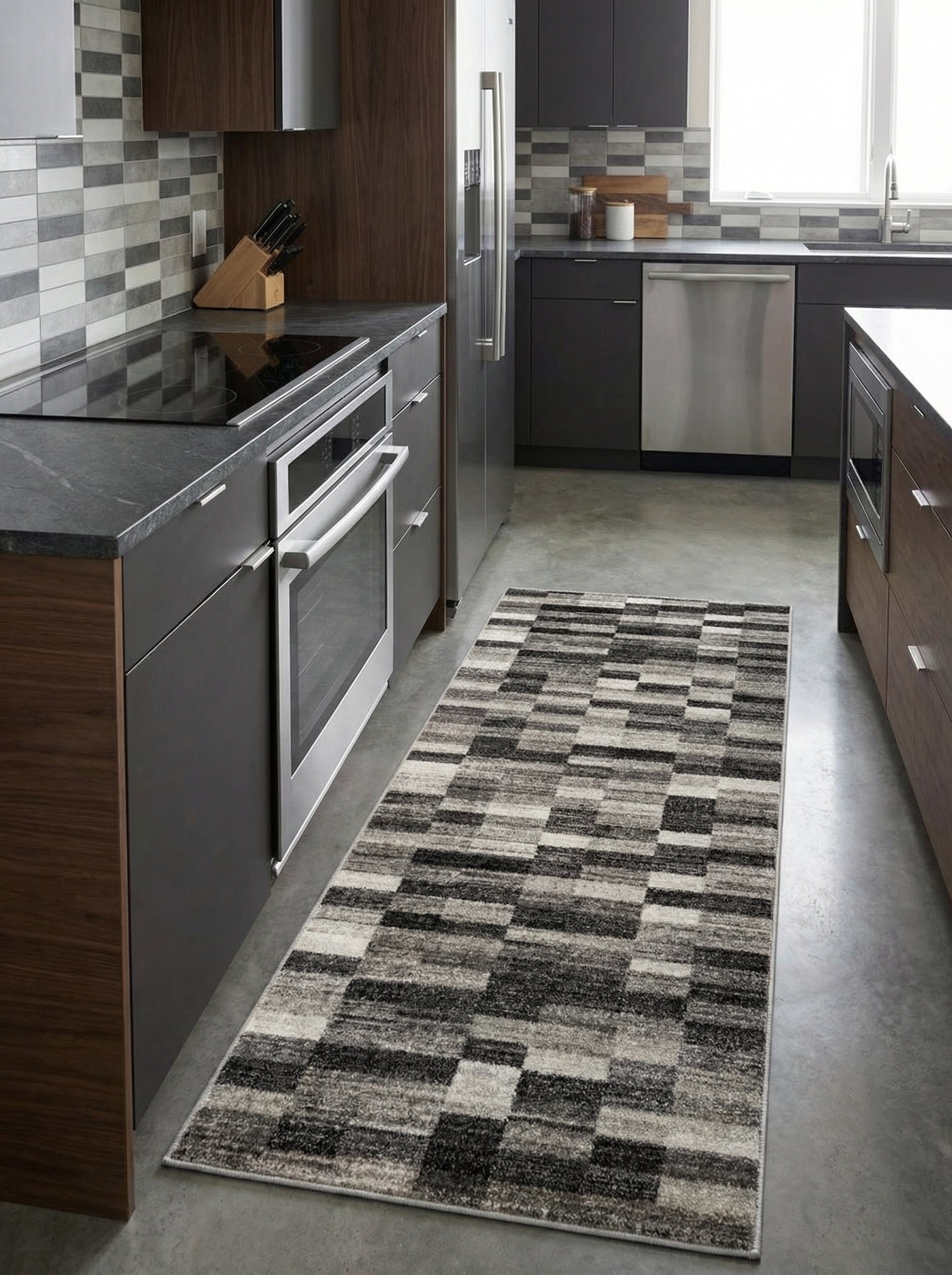 Tapis de couloir rectangulaire aux motifs de rectangles noirs, gris et blancs posé au sol d'une cuisine moderne