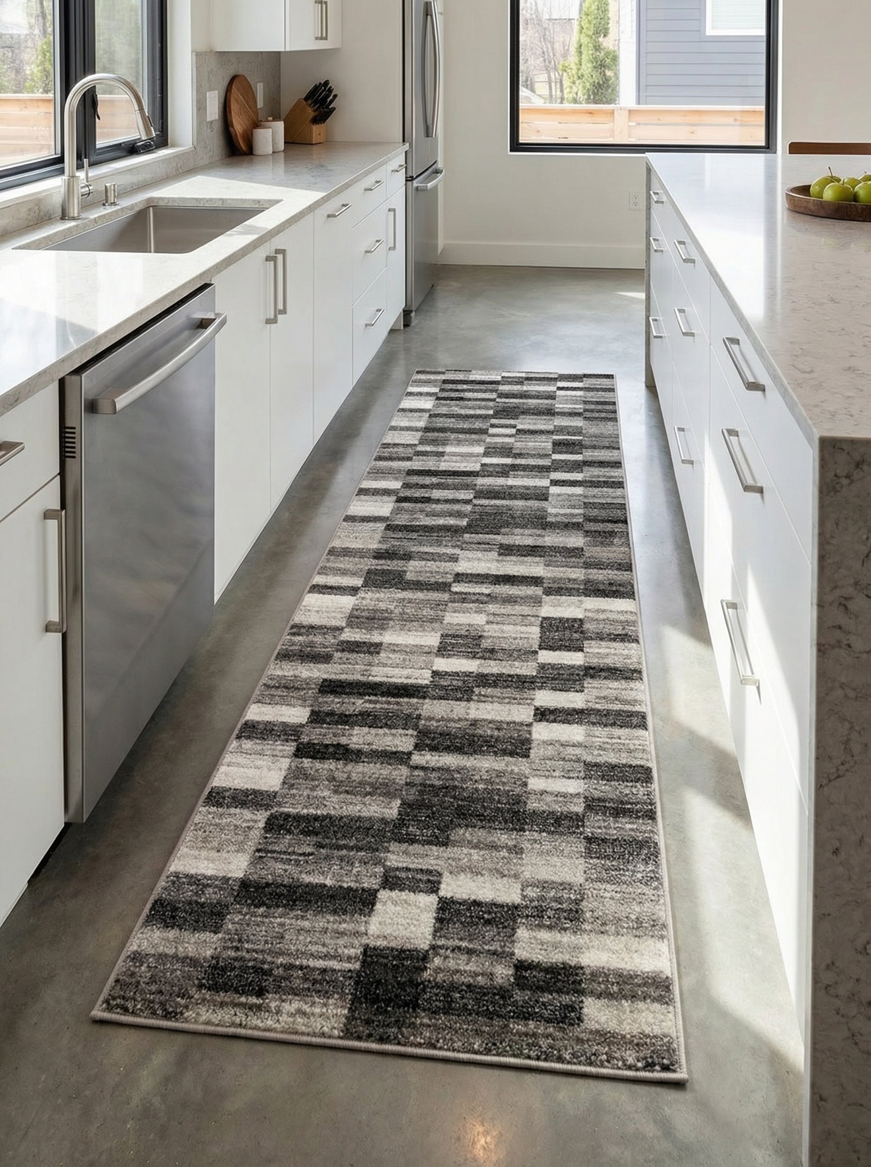 Tapis rectangulaire à motifs de blocs déstructurés en nuances de gris, noir et blanc cassé, texturé, dans une cuisine moderne et épurée