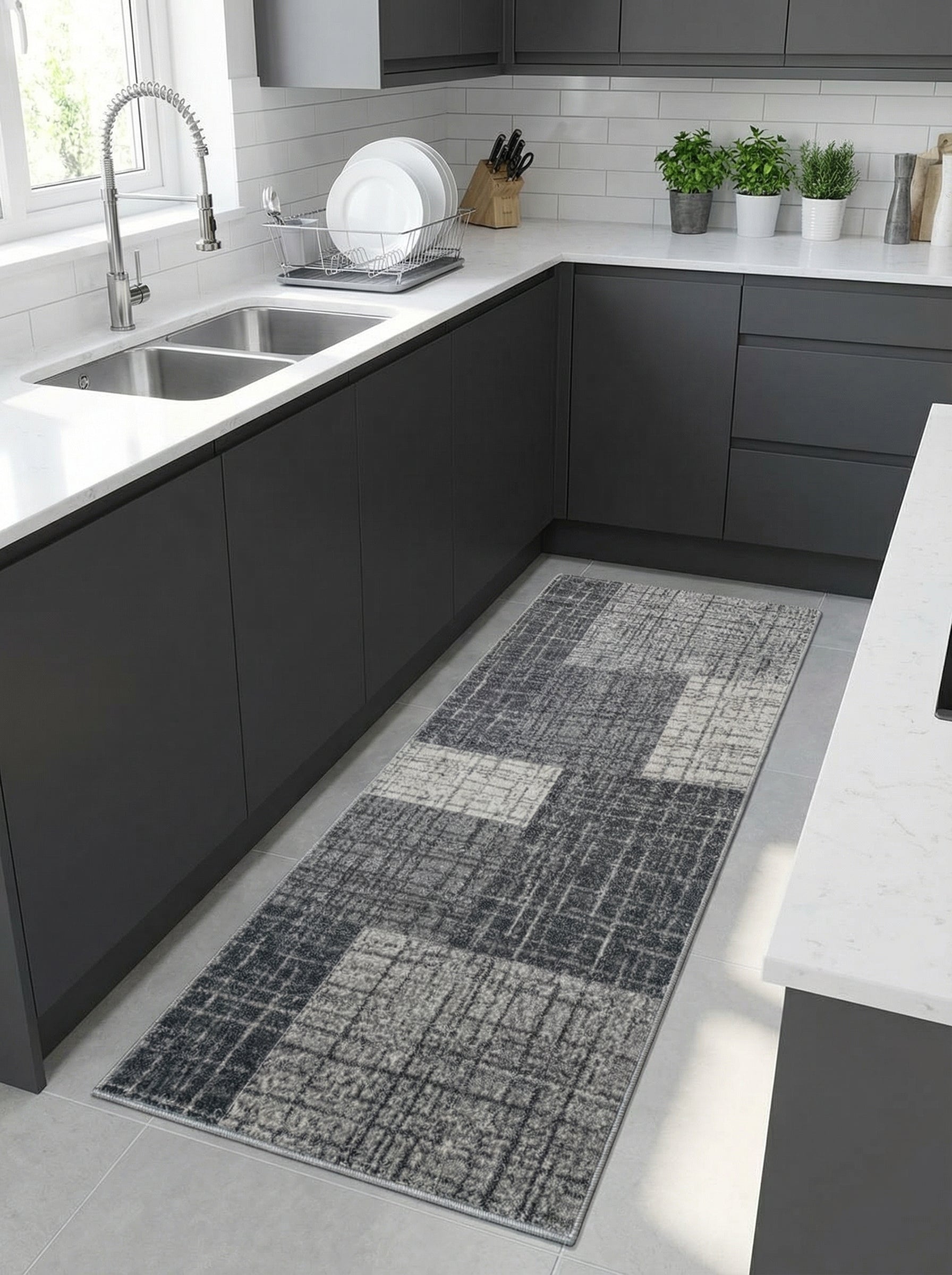 Tapis de couloir gris avec des motifs géométriques de blocs clairs et foncés, posé dans une cuisine moderne