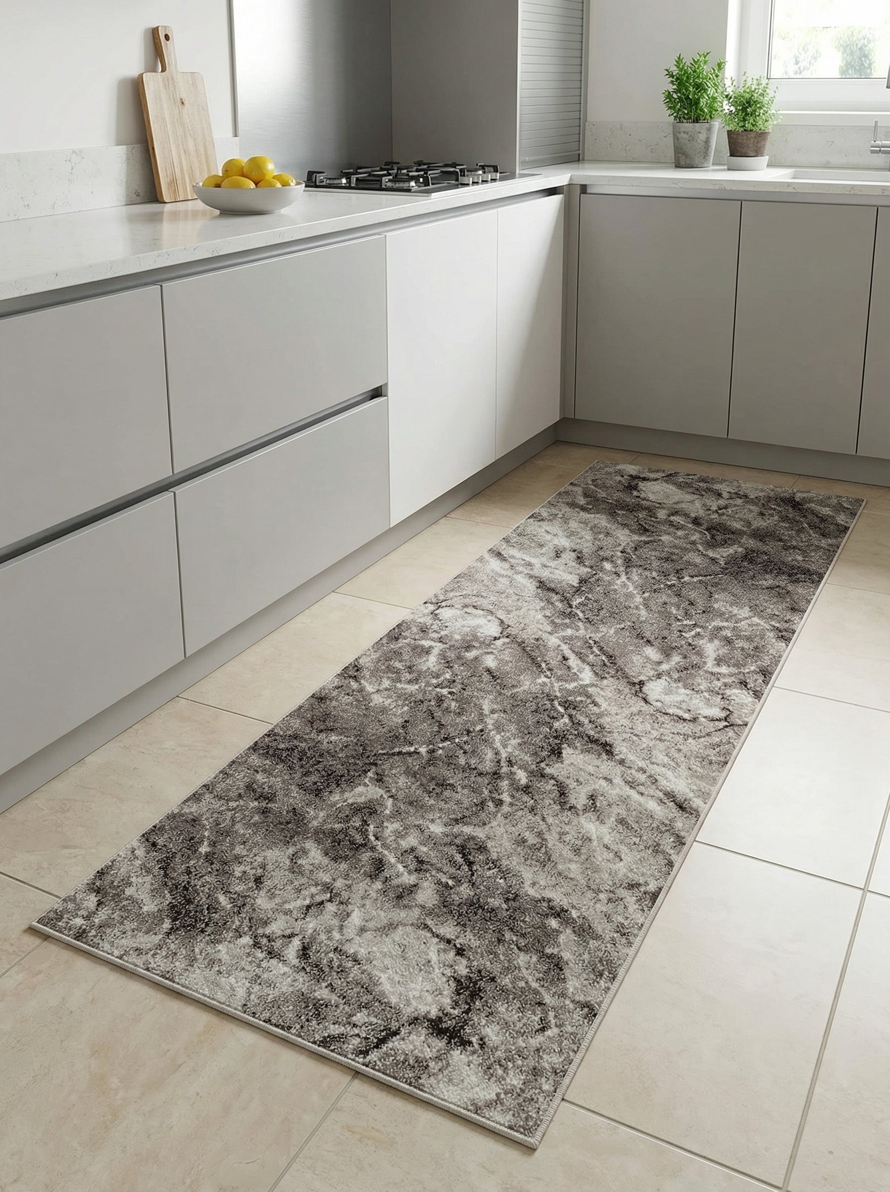 Tapis de couloir rectangulaire aux motifs abstraits gris, blancs et noirs, à l'aspect marbré, posé sur un sol carrelé dans une cuisine moderne
