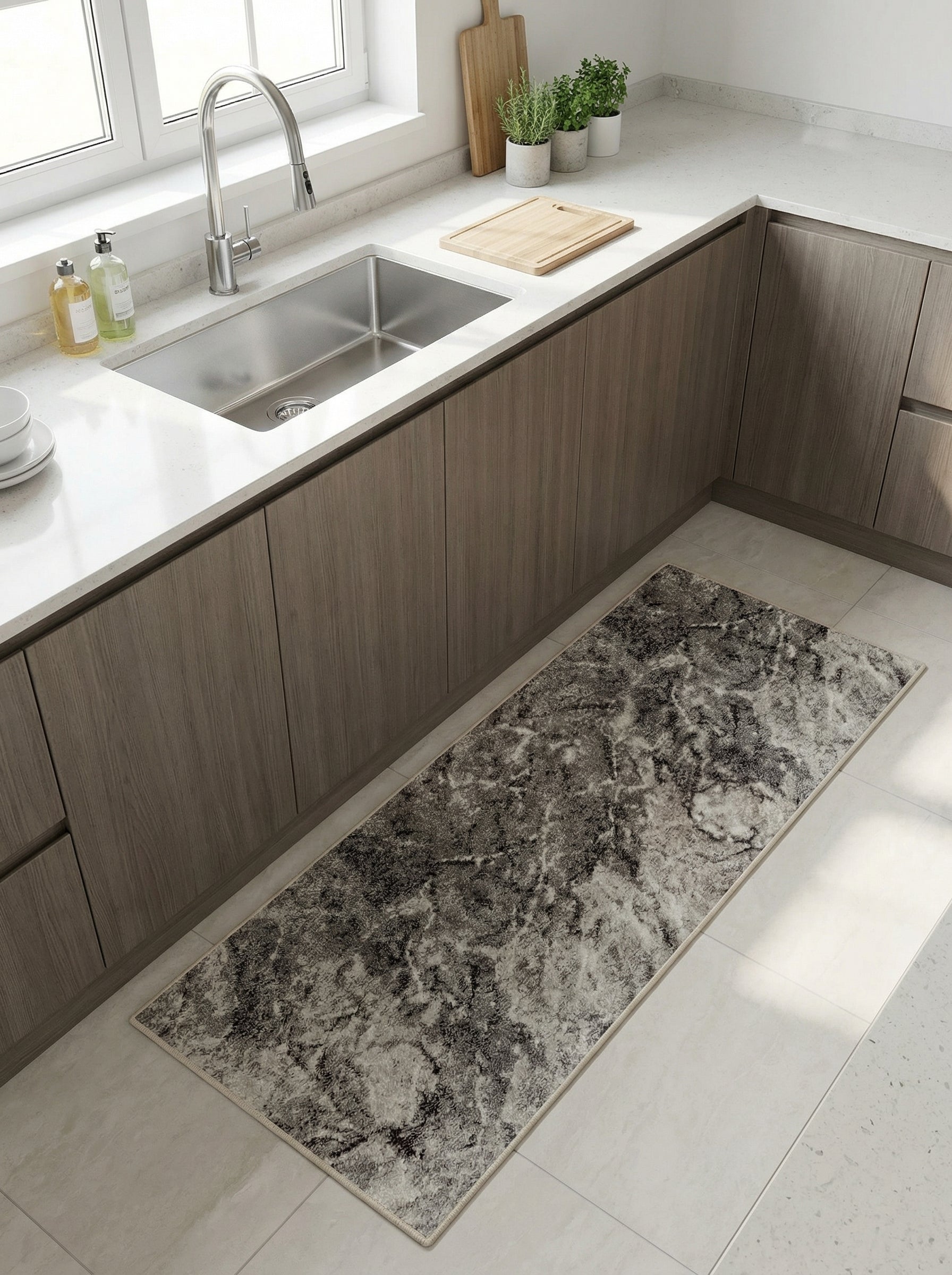 Tapis de cuisine allongé aux motifs marbrés dans les tons de gris, devant un évier moderne