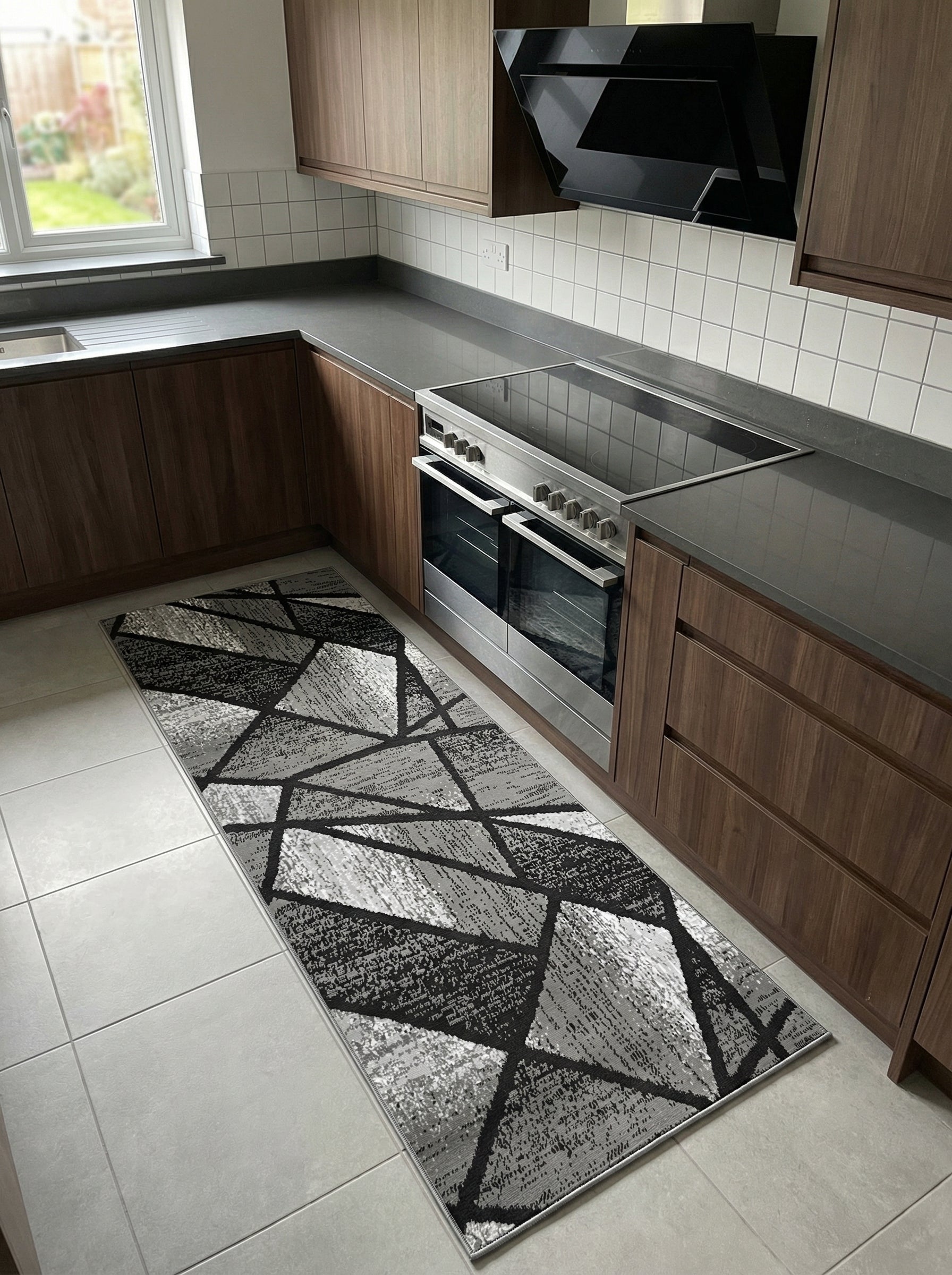 Tapis de couloir rectangulaire aux motifs géométriques abstraits gris, noirs et blancs texturés dans une cuisine contemporaine