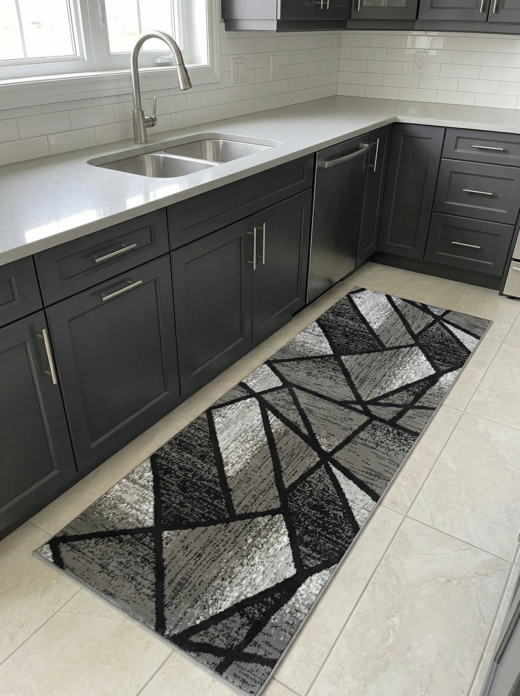 Tapis de couloir rectangulaire à motifs géométriques noir et gris variés, posé sur le carrelage clair d'une cuisine moderne