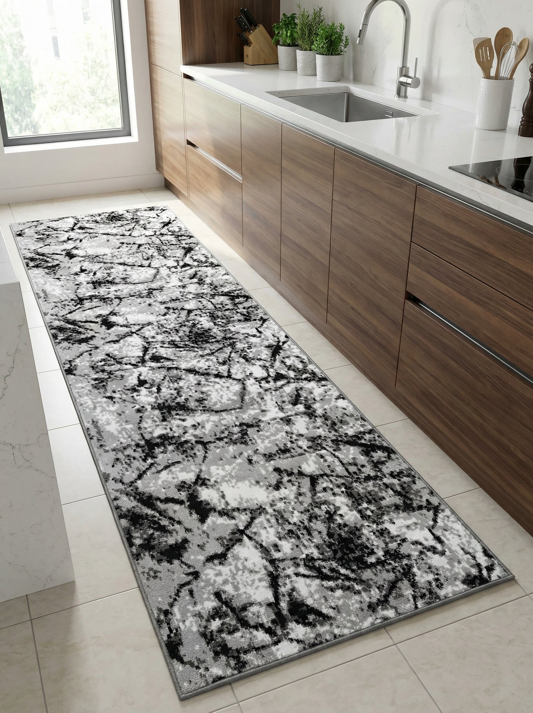 Tapis de couloir rectangulaire en tissu, présentant un motif abstrait marbré de noir, blanc et divers gris, dans une cuisine moderne