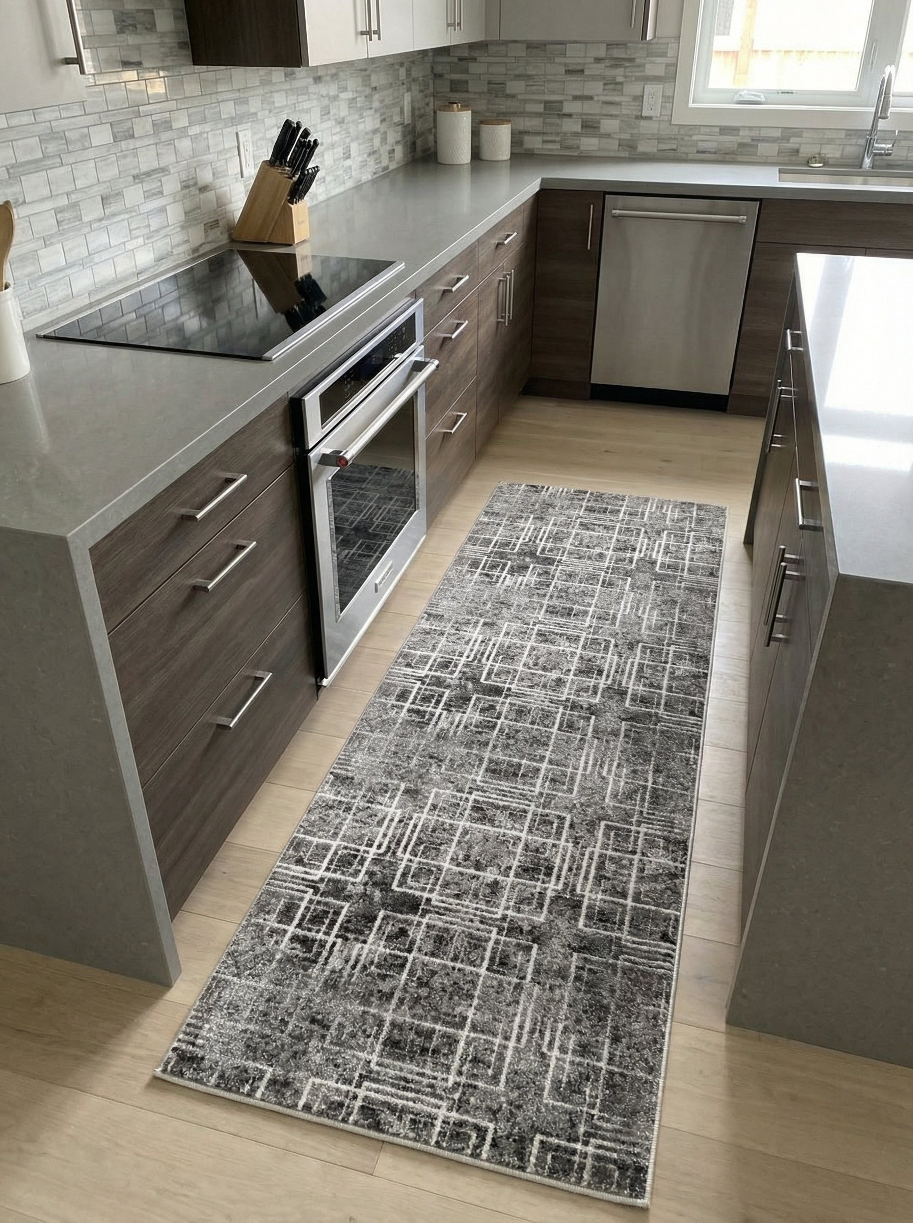 Tapis runner gris et blanc aux motifs de carrés et lignes entrelacées, sur un plancher de bois dans une cuisine contemporaine