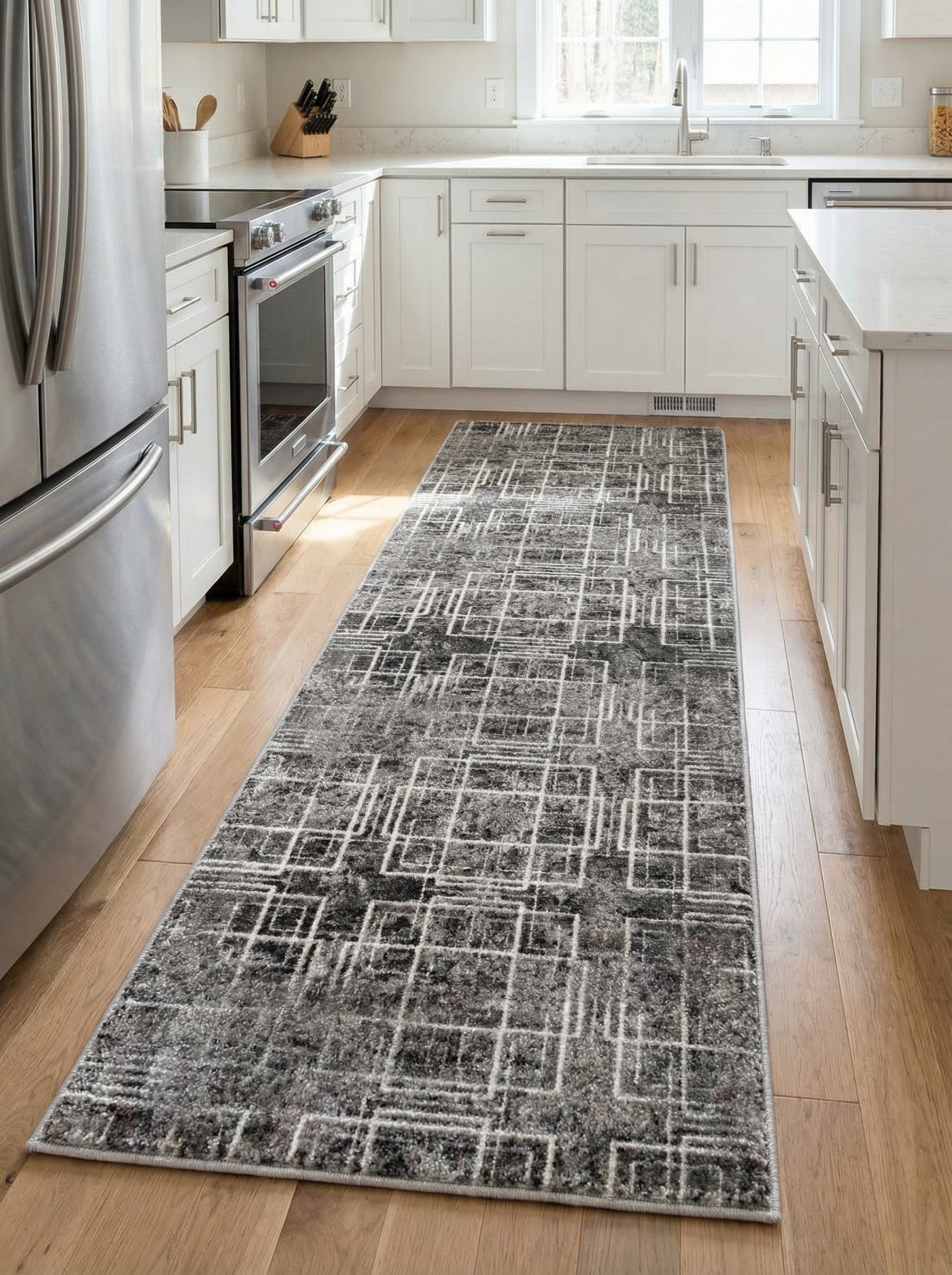 Tapis de couloir gris aux motifs géométriques blancs abstraits avec un aspect vieilli, sur un sol en bois clair dans une cuisine lumineuse