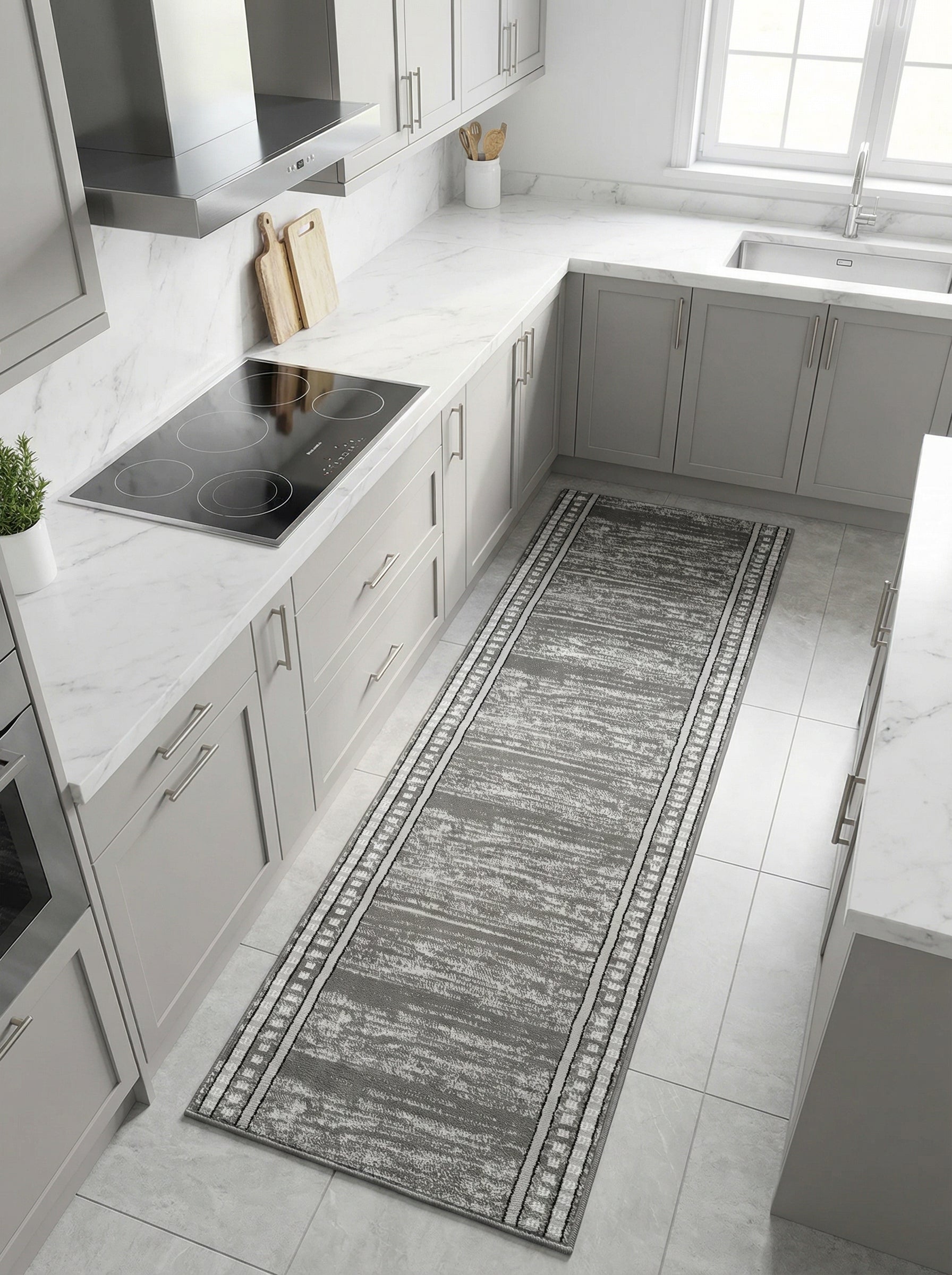 Tapis de couloir gris aux motifs abstraits mêlant clair et foncé, encadré de bandes latérales géométriques claires dans une cuisine