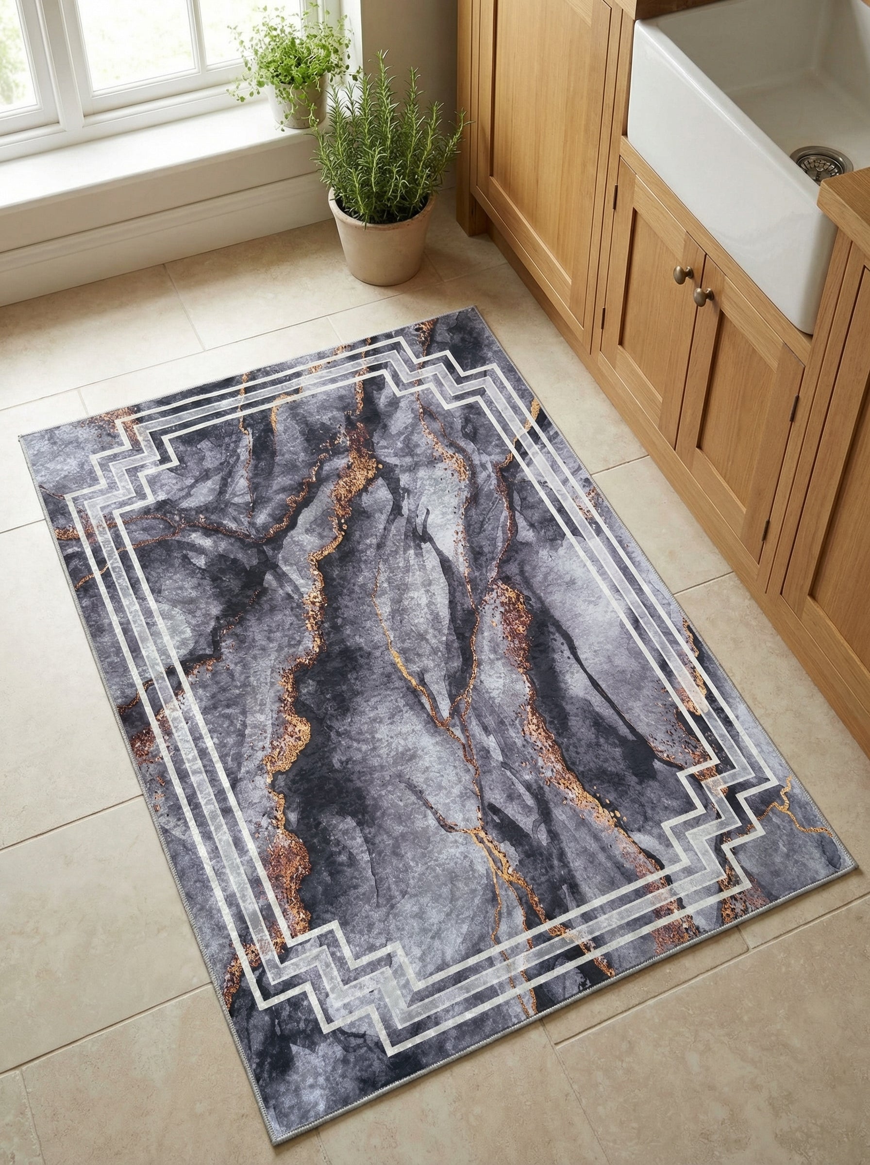 Tapis rectangulaire gris effet marbre avec des veines dorées, bordure géométrique en zigzag blanche, dans une cuisine