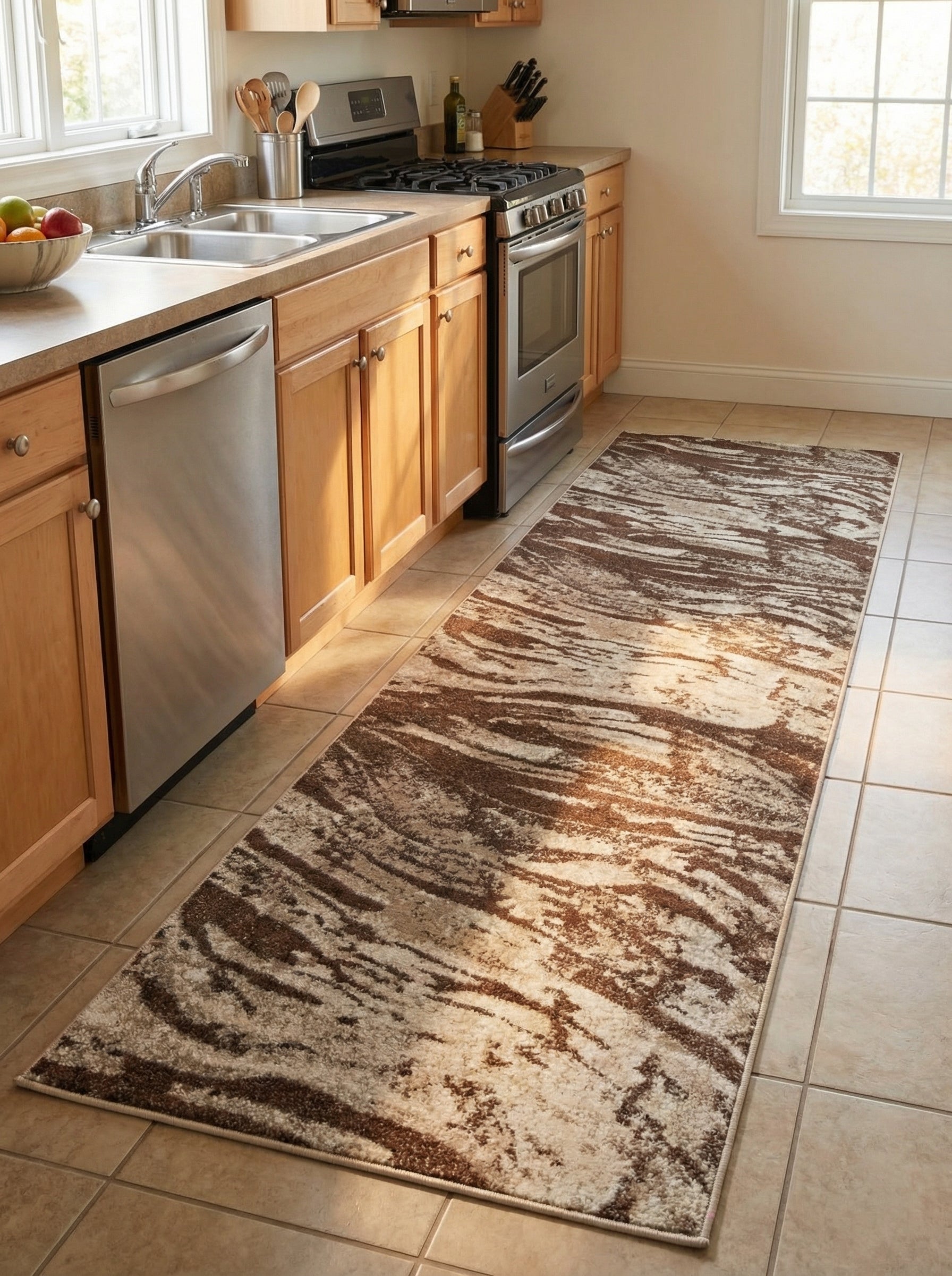 Tapis de couloir aux motifs abstraits ondulés marron et crème, sur le sol carrelé d'une cuisine