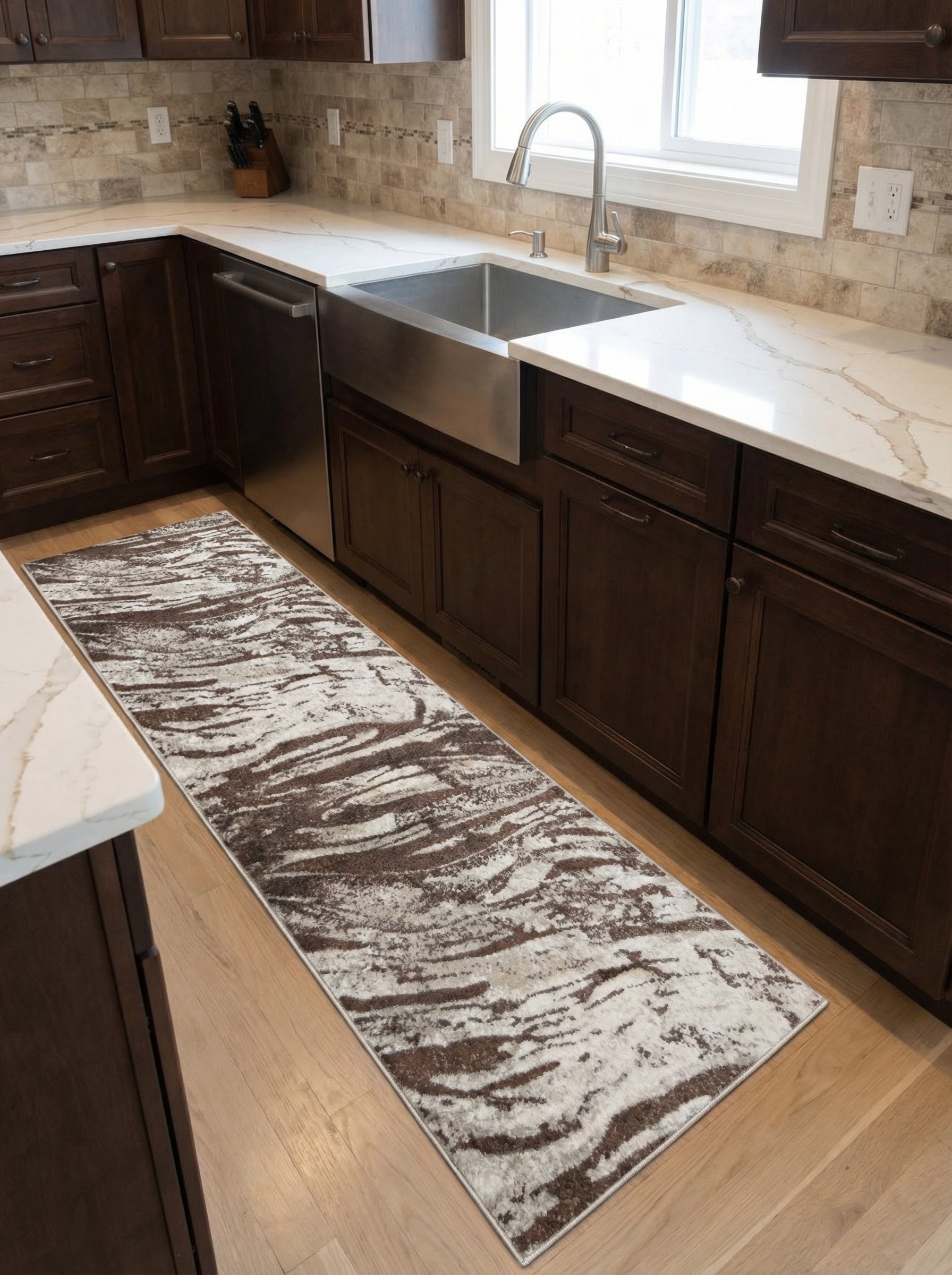 Tapis long à motifs abstraits marron foncé et crème sur un parquet clair dans une cuisine moderne