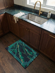 Tapis rectangulaire vert émeraude, noir et or avec un motif marbré et une bordure géométrique Art Déco, posé dans une cuisine