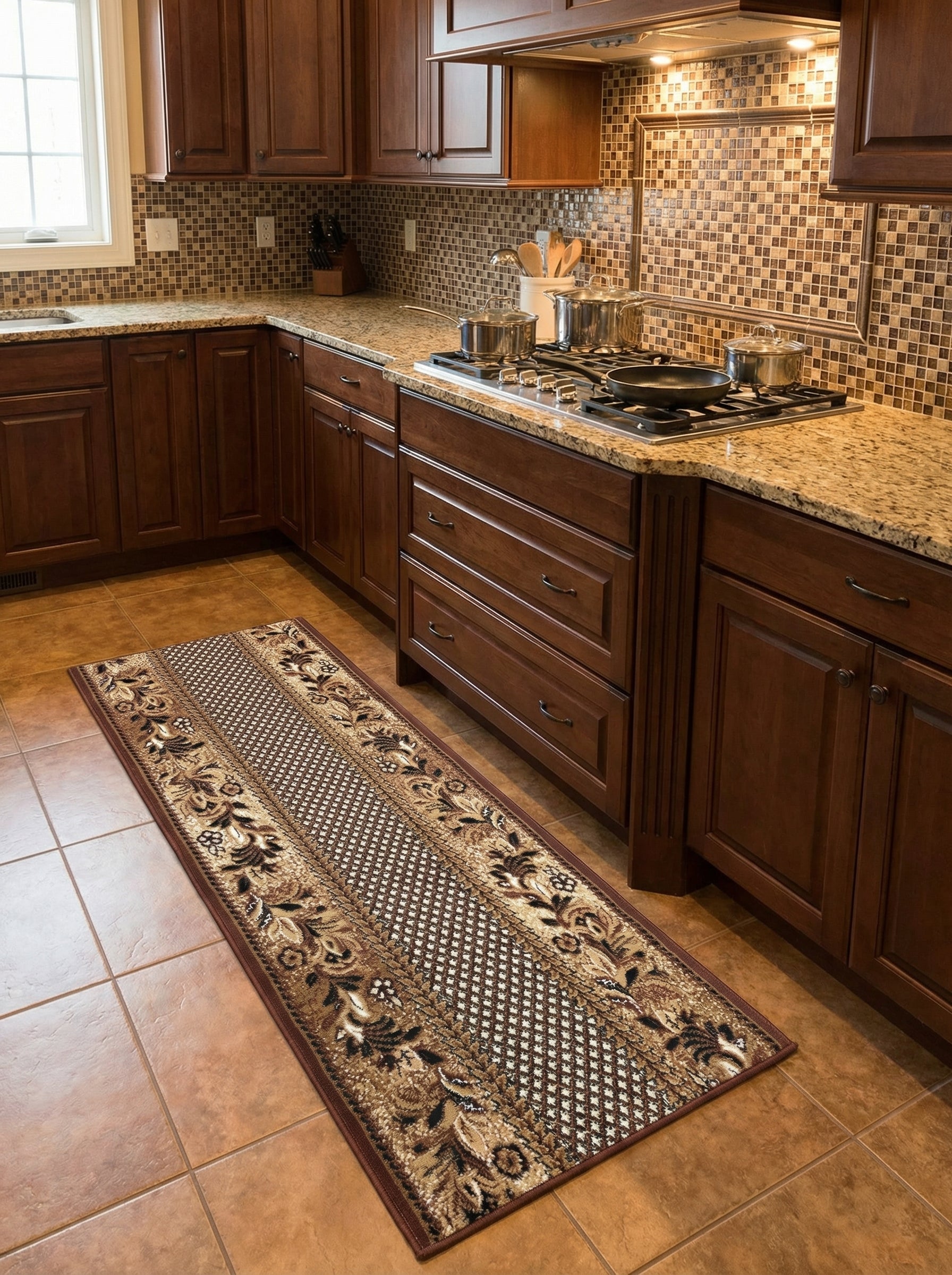 Long tapis beige et marron aux motifs de volutes florales et bande centrale à damier de losanges, sur le sol carrelé d'une cuisine