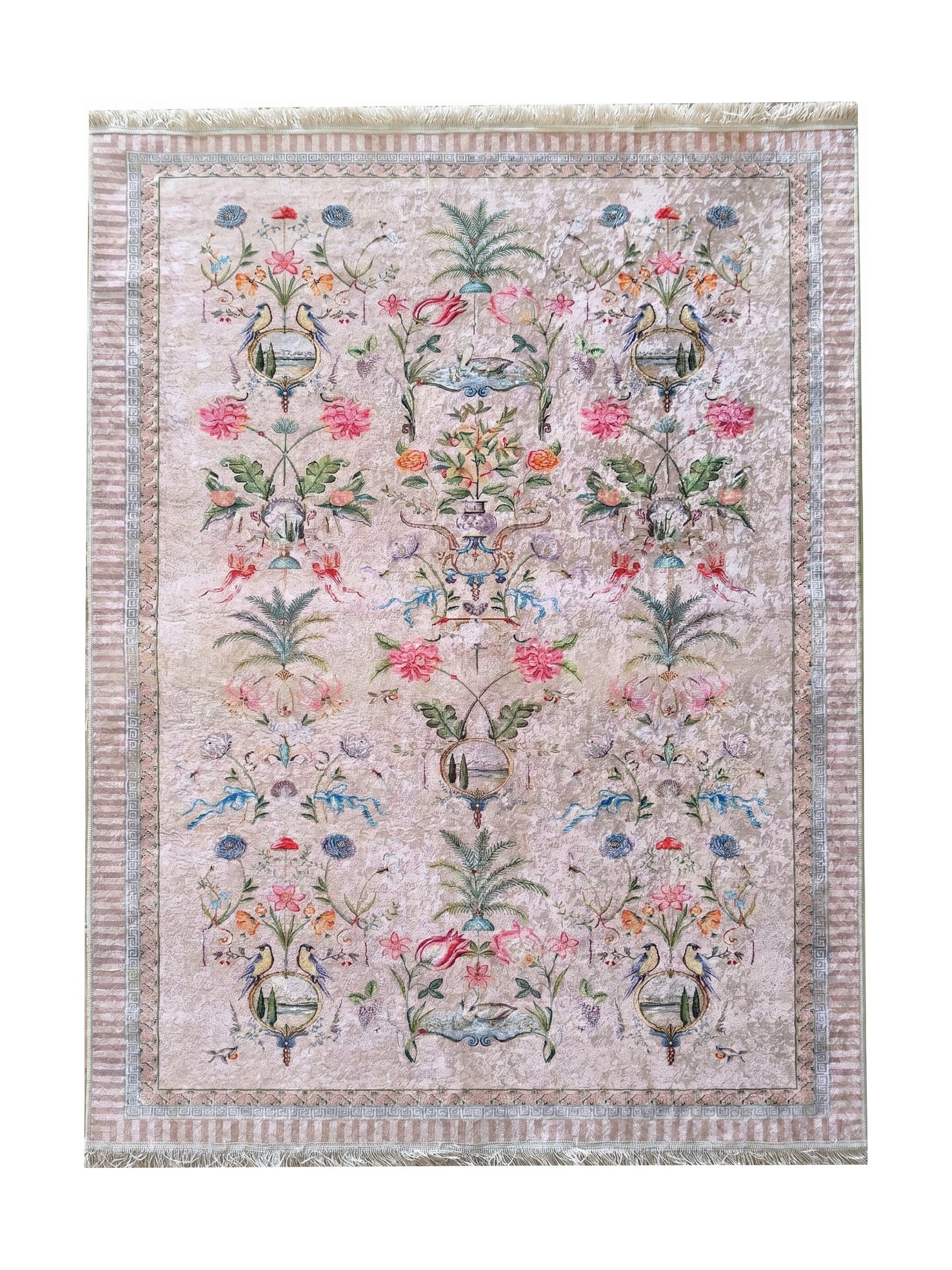 Tapis beige clair à l'aspect vieilli, orné de motifs floraux et animaliers symétriques très colorés, d'une bordure géométrique et de franges