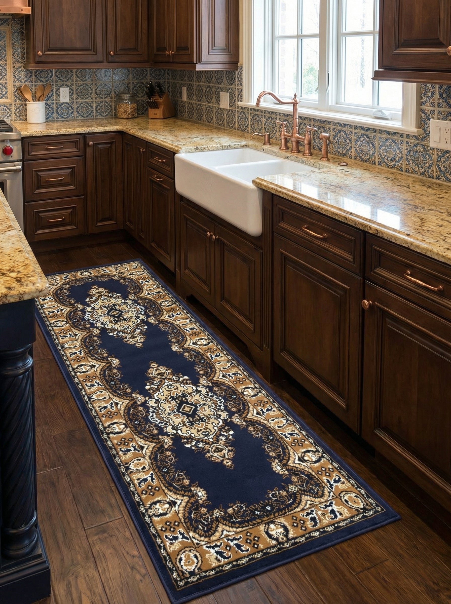 Tapis de couloir bleu marine avec motifs orientaux élaborés beiges, dorés et crème posé sur un parquet de cuisine
