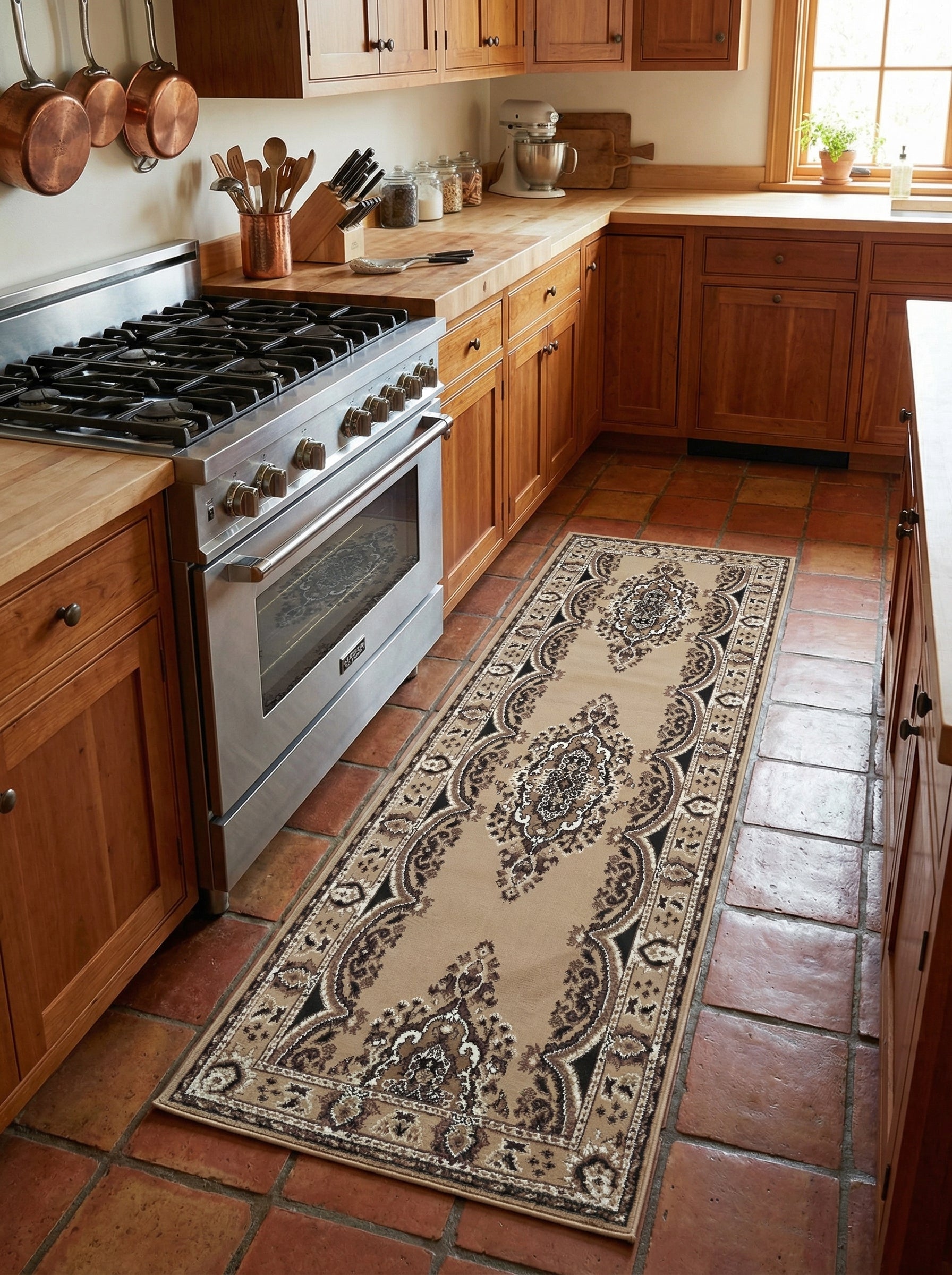 Tapis de couloir beige à motifs médaillon orientaux marron, noir et blanc cassé, posé sur le carrelage d'une cuisine chaleureuse