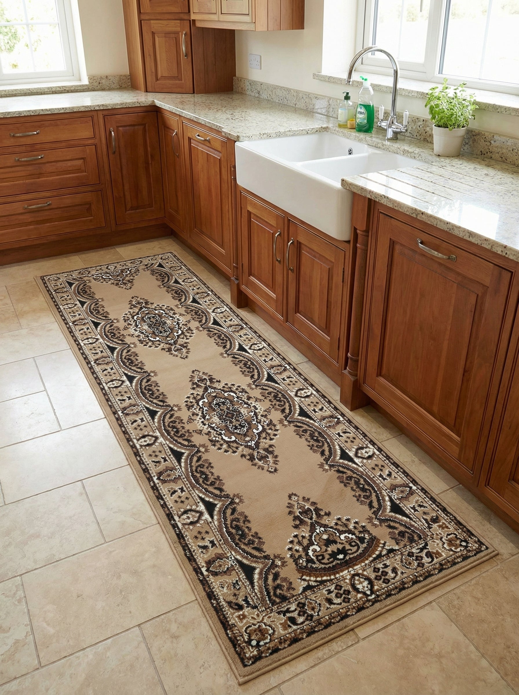 Long chemin de tapis beige clair à motifs classiques marron foncé, noir et crème, posé sur un carrelage beige dans une cuisine
