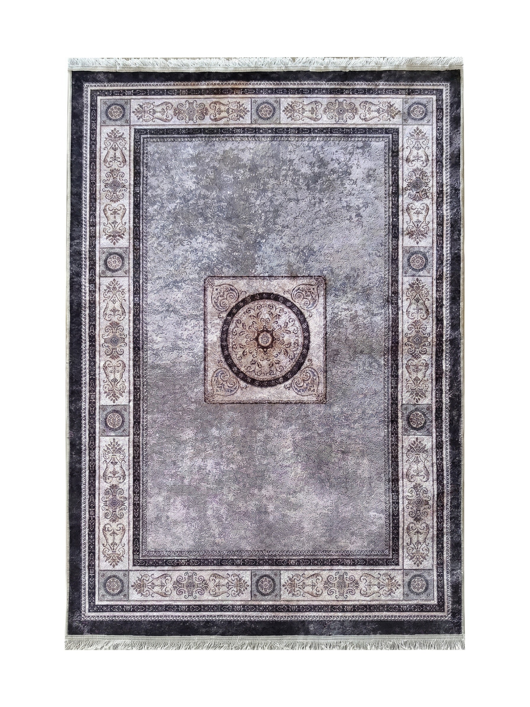 Tapis rectangulaire gris avec un motif central en médaillon et une bordure ornée de volutes et motifs géométriques noirs et beiges