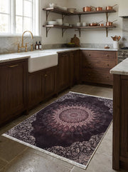 Grand tapis rectangulaire aubergine orné d'un motif mandala central et de volutes florales en rose pâle, sur le carrelage d'une cuisine
