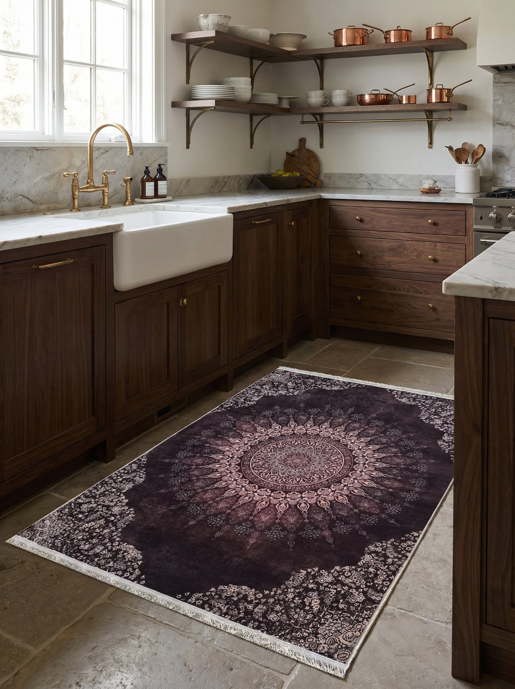 Grand tapis rectangulaire aubergine orné d'un motif mandala central et de volutes florales en rose pâle, sur le carrelage d'une cuisine