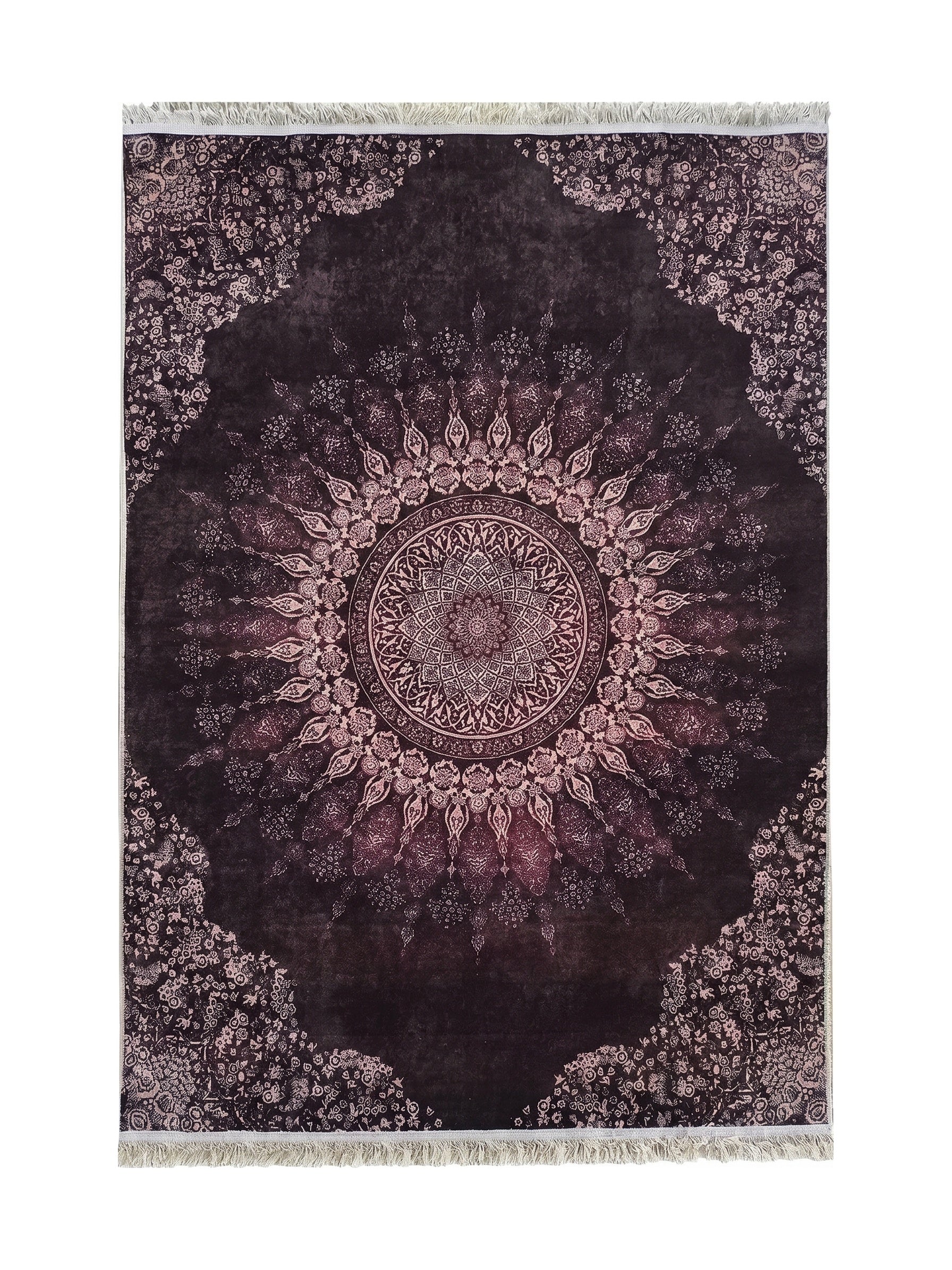 Tapis sombre à motifs orientaux élaborés, avec un médaillon central et des bordures florales crème et roses, à la texture veloutée et des franges claires